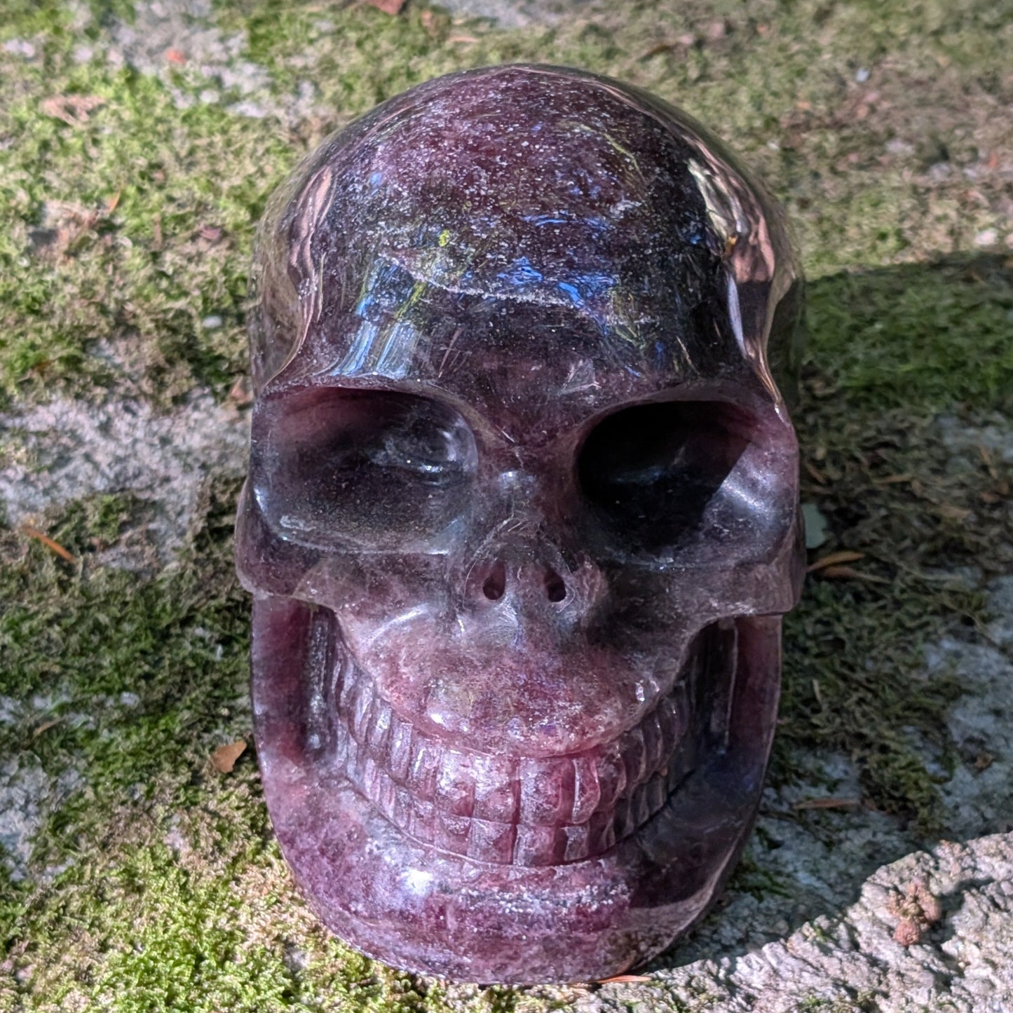 Kristallschädel "Sternenlicht" aus Amethyst-Quarz mit glitzernden Hämatit-Einschlüssen.