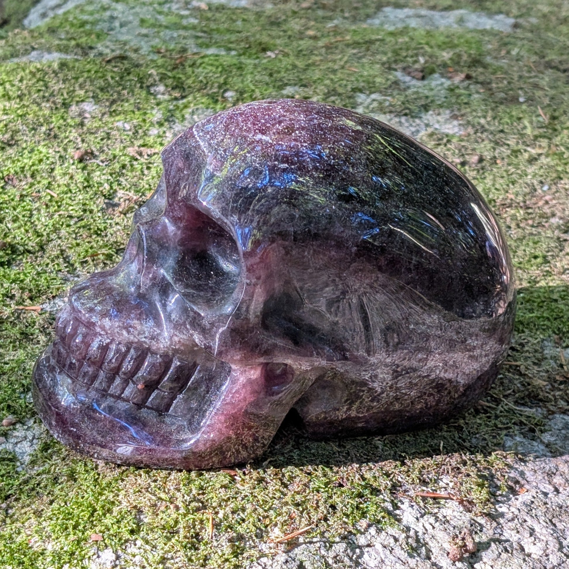 Kristallschädel "Sternenlicht" aus Amethyst-Quarz mit glitzernden Hämatit-Einschlüssen.