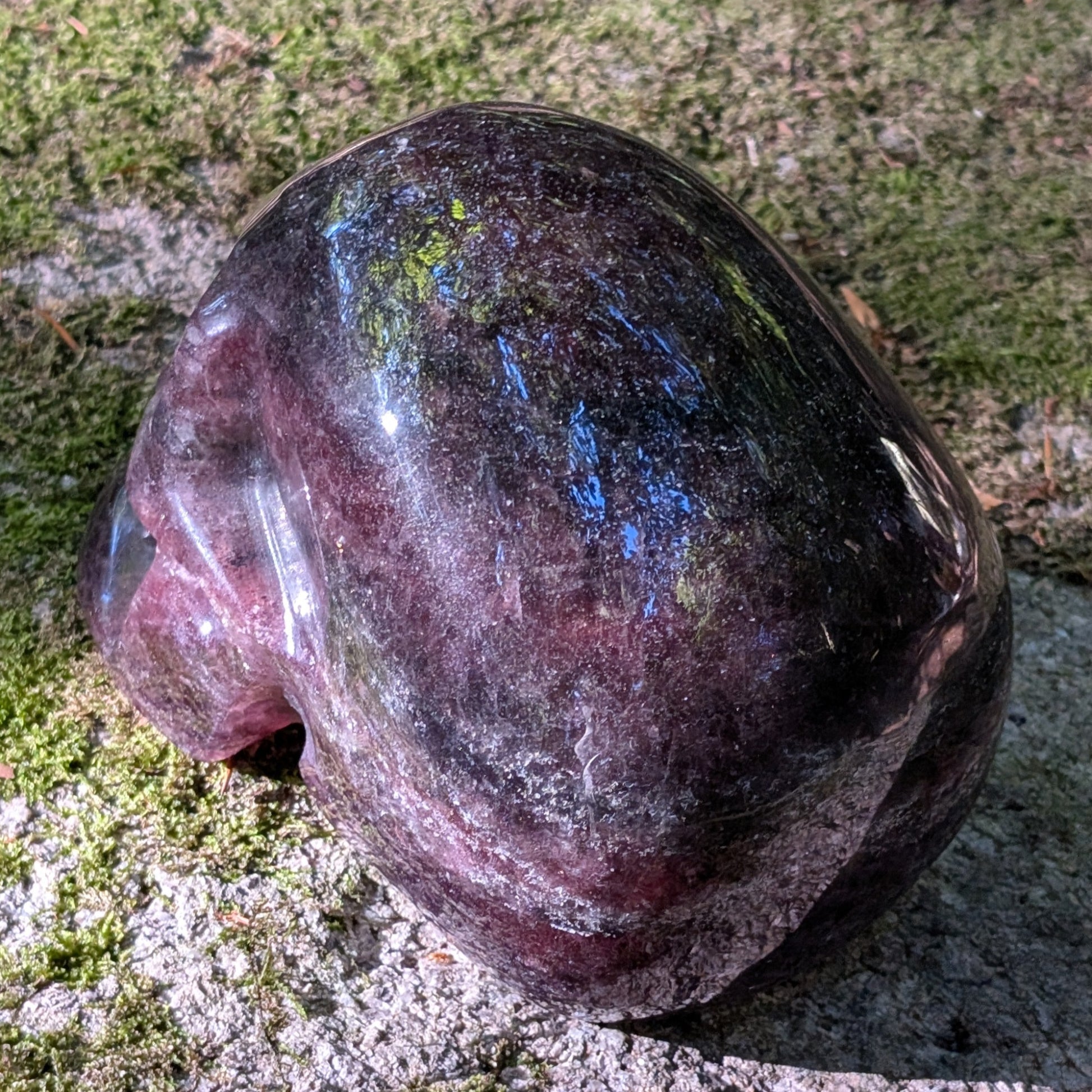 Kristallschädel "Sternenlicht" aus Amethyst-Quarz mit glitzernden Hämatit-Einschlüssen.