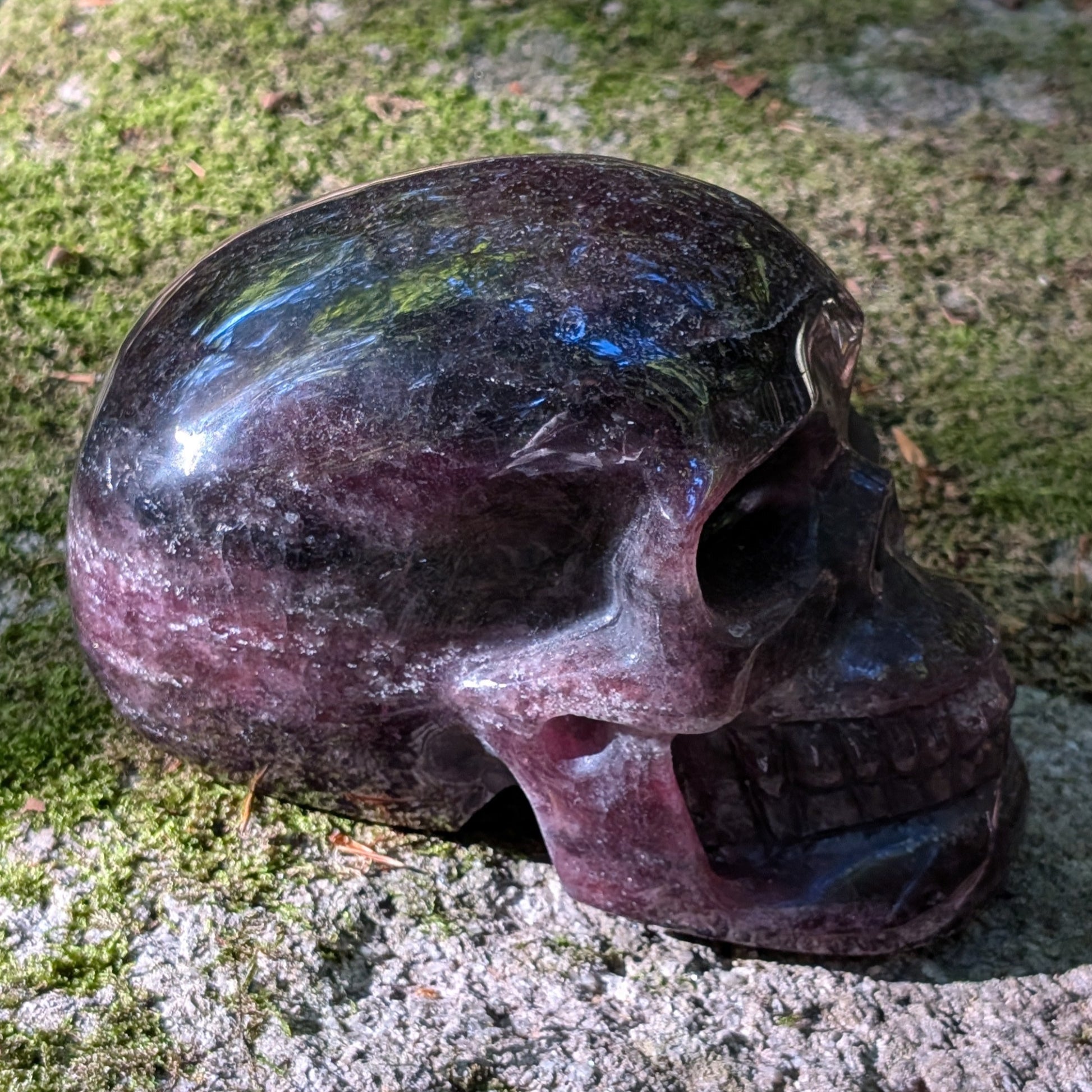 Kristallschädel "Sternenlicht" aus Amethyst-Quarz mit glitzernden Hämatit-Einschlüssen.