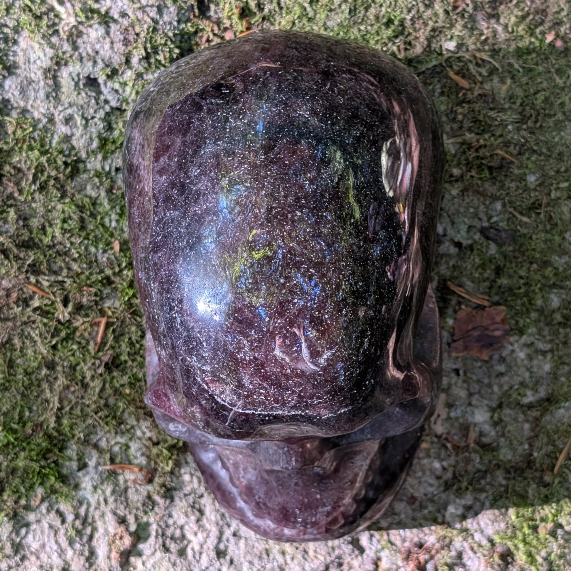 Kristallschädel "Sternenlicht" aus Amethyst-Quarz mit glitzernden Hämatit-Einschlüssen.