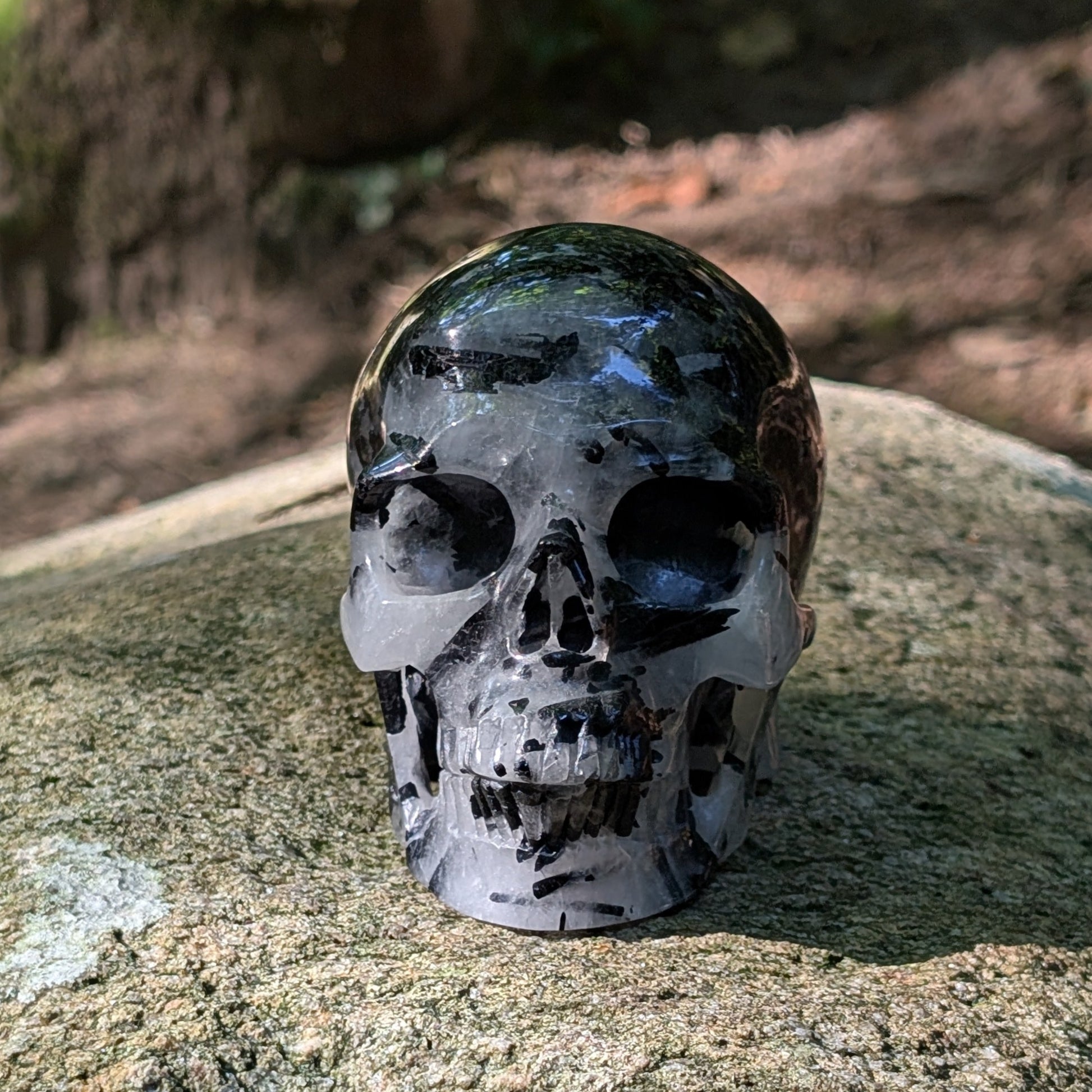 Kristallschädel "Sturmwächter" aus Turmalin-Quarz mit schwarzen Nadel-Einschlüssen.