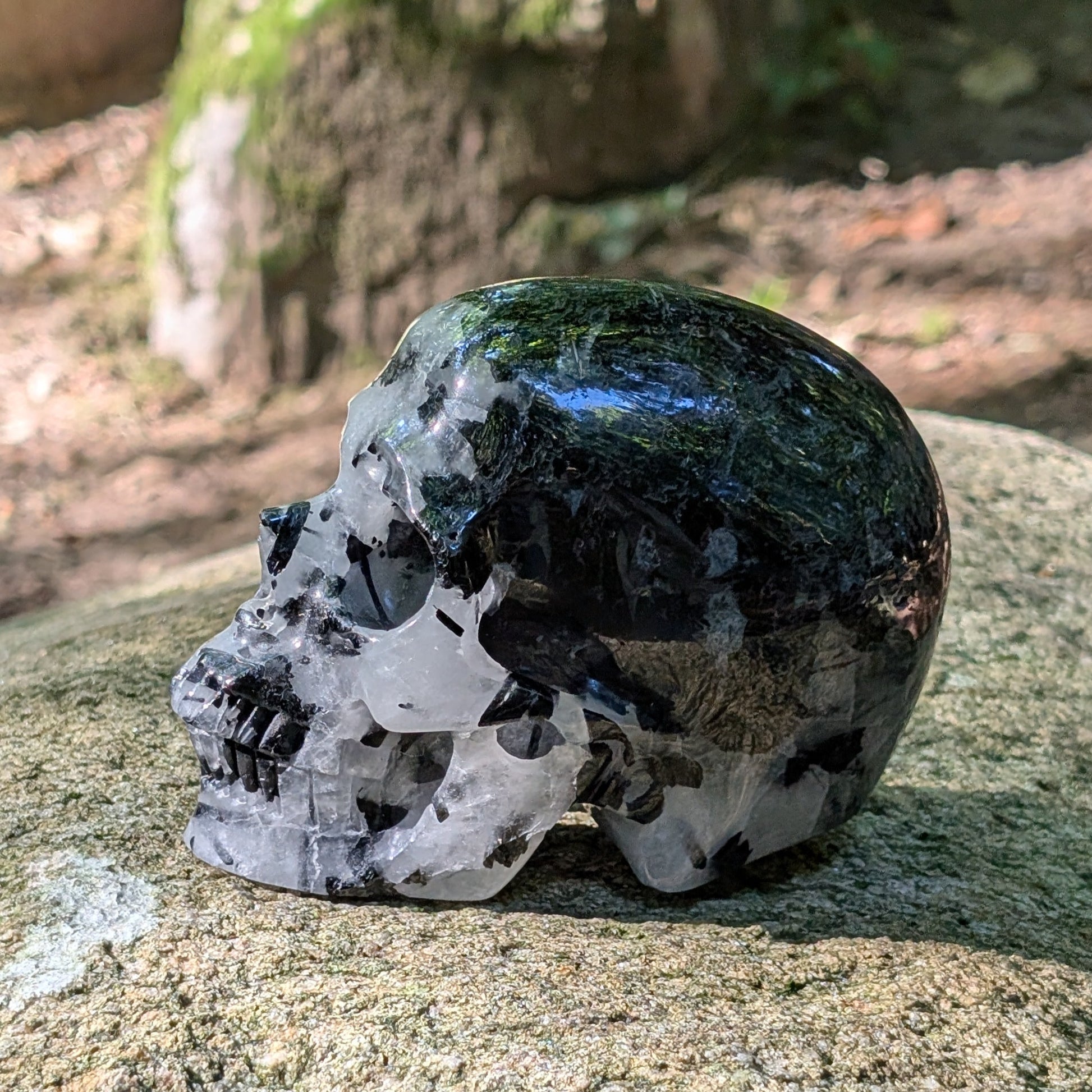 Kristallschädel "Sturmwächter" aus Turmalin-Quarz mit schwarzen Nadel-Einschlüssen.
