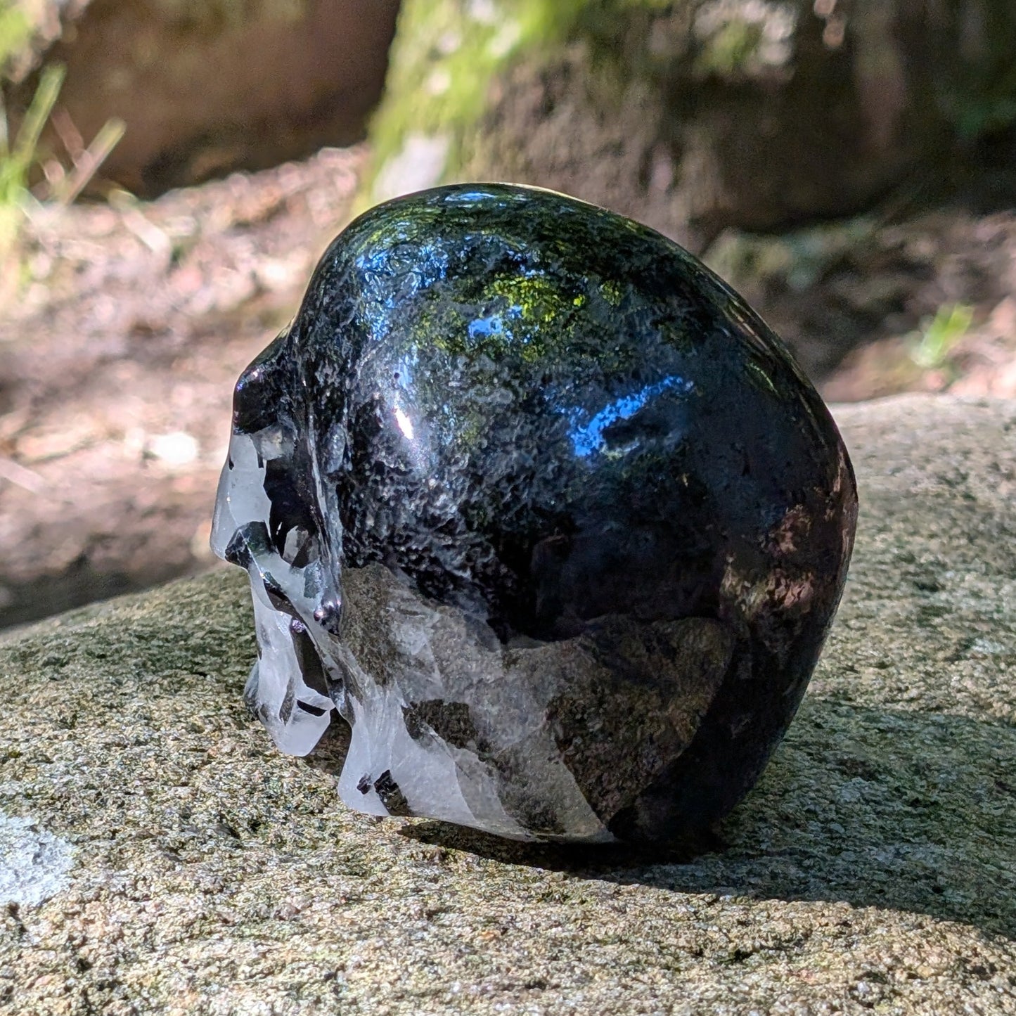 Kristallschädel "Sturmwächter" aus Turmalin-Quarz mit schwarzen Nadel-Einschlüssen.