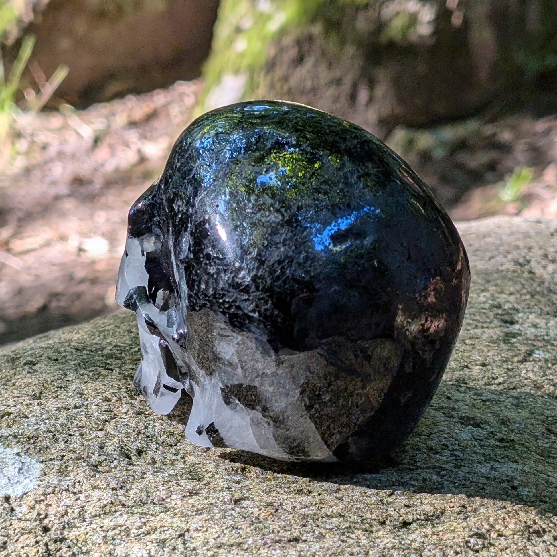 Kristallschädel "Sturmwächter" aus Turmalin-Quarz mit schwarzen Nadel-Einschlüssen.
