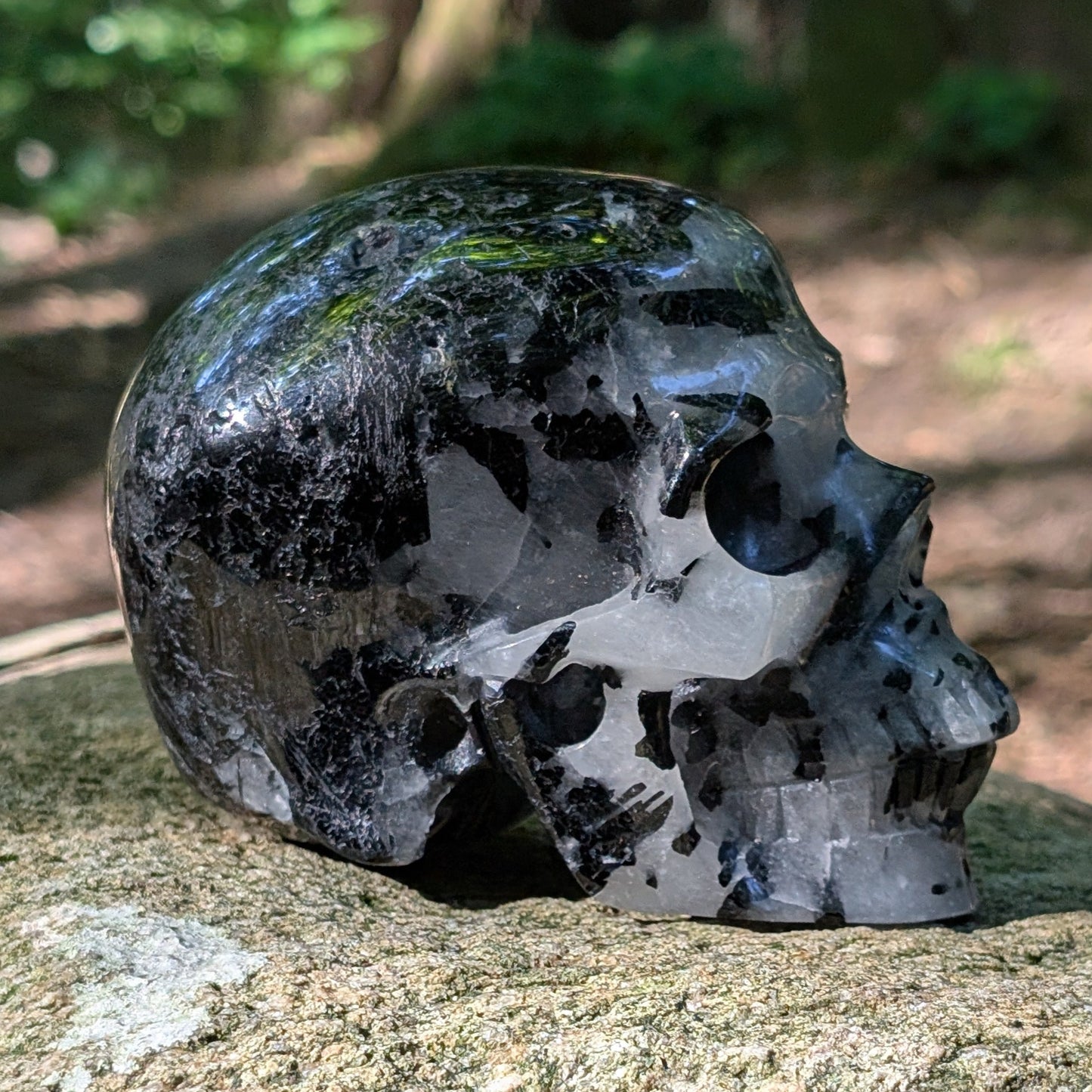 Kristallschädel "Sturmwächter" aus Turmalin-Quarz mit schwarzen Nadel-Einschlüssen.