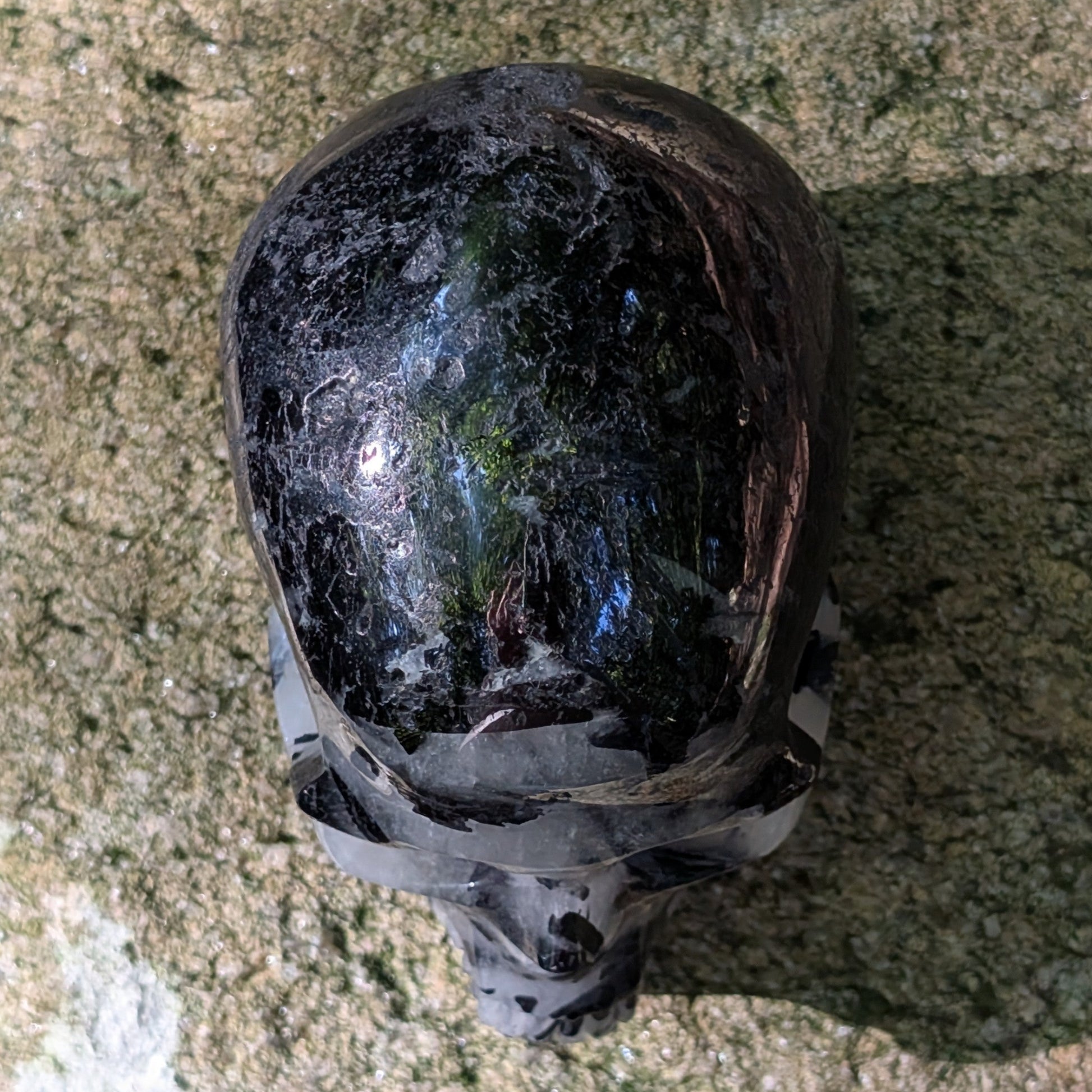 Kristallschädel "Sturmwächter" aus Turmalin-Quarz mit schwarzen Nadel-Einschlüssen.