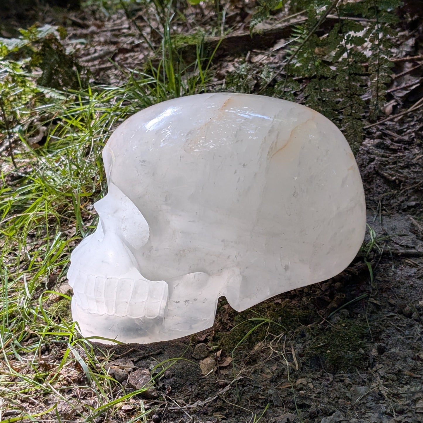 Kristallschädel "Titan der Klarheit" aus milchig-weißem Bergkristall.