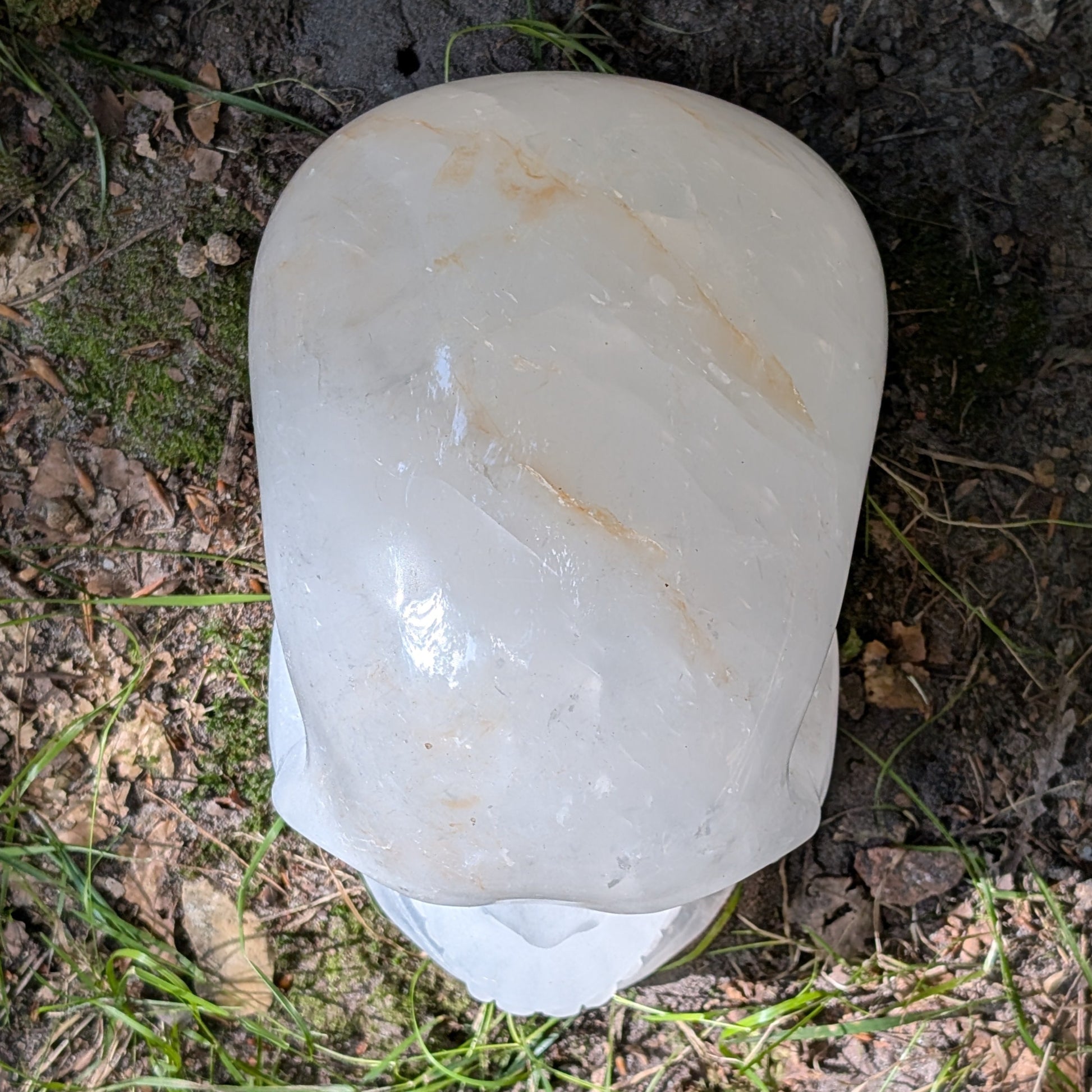 Kristallschädel "Titan der Klarheit" aus milchig-weißem Bergkristall.