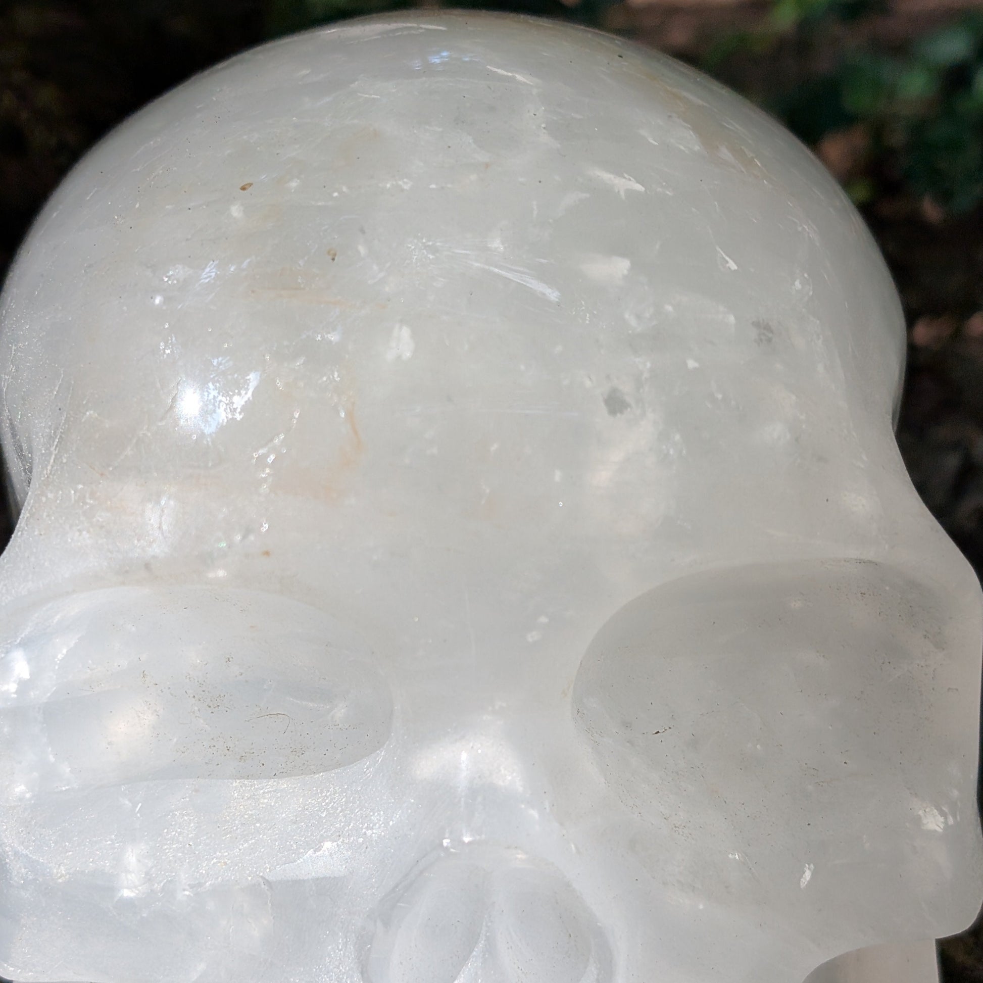 Kristallschädel "Titan der Klarheit" aus milchig-weißem Bergkristall.