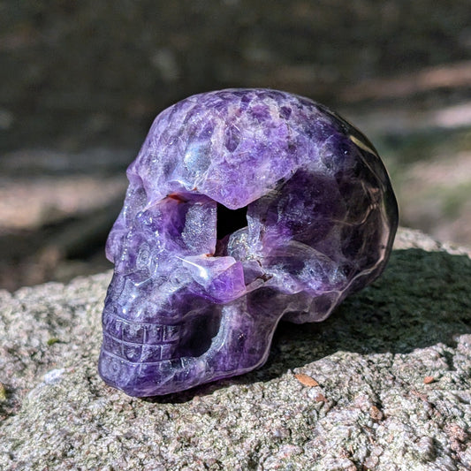 Kristallschädel "Traumwächter" aus kräftigem, violettem Amethyst.