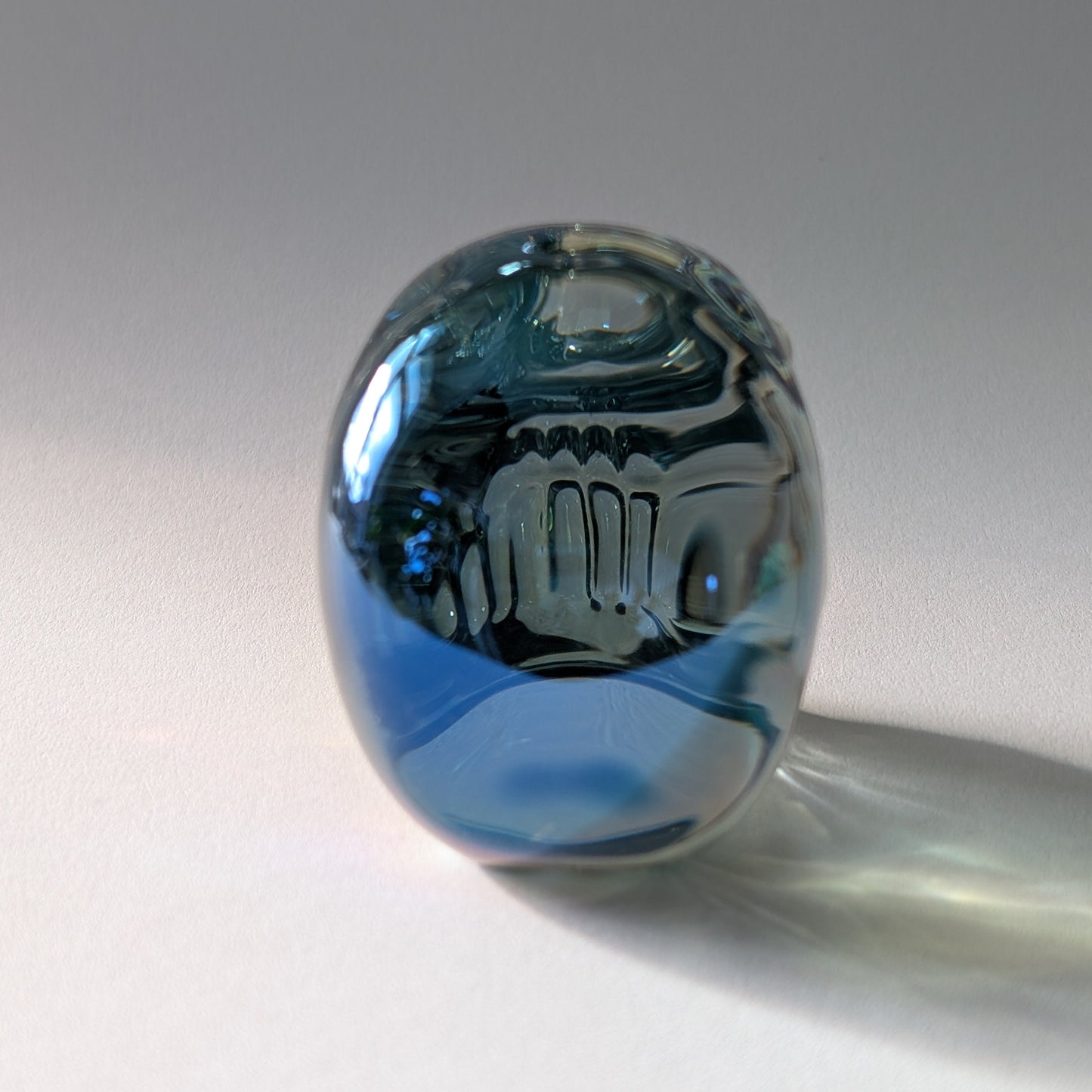 Kristallschädel "Trokan" (298g) aus Quarz mit schillernder Rainbow-Aurora Beschichtung.