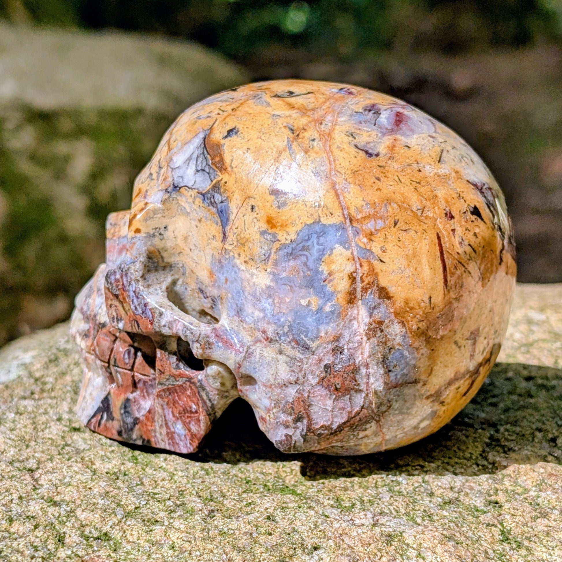 Kristallschädel "Wüstenwächter" aus Polychrom-Jaspis mit rötlicher und gelber Maserung.