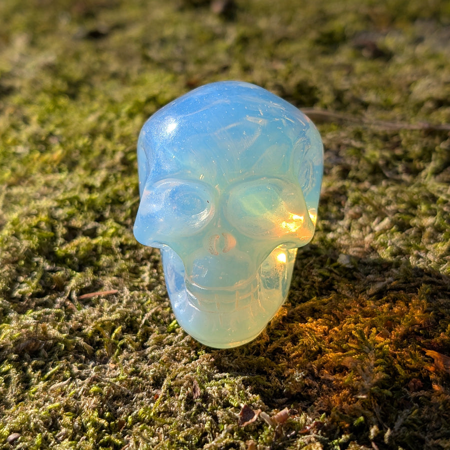 Kristallschädel "Zirbel" – Farbenprächtiger Opal-Talisman
