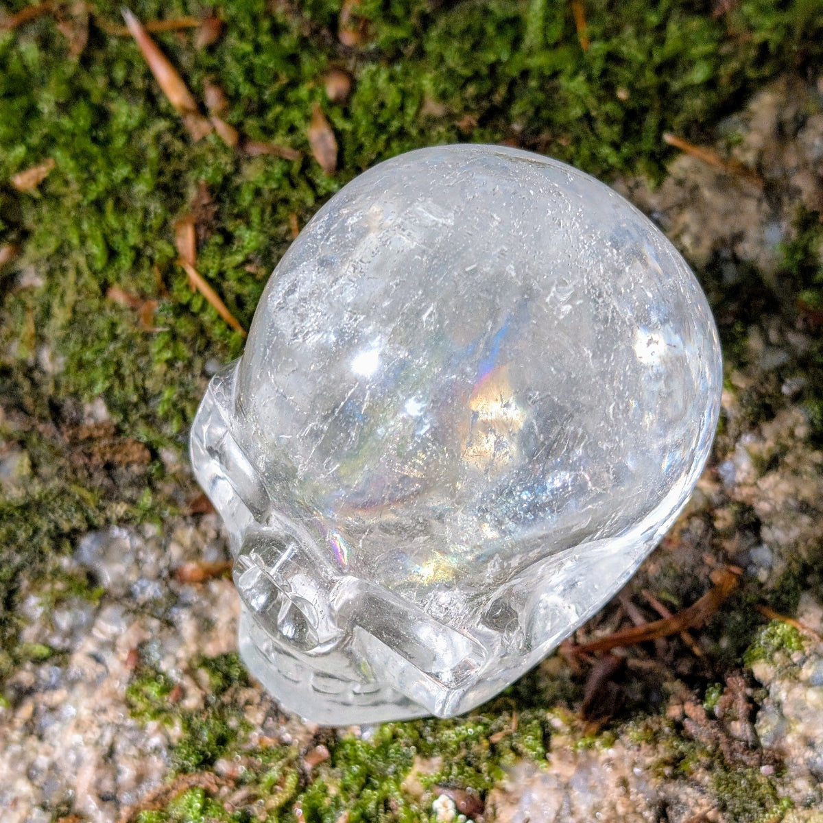 KristallschaedelSamausklaremHimalayaBergkristallmitRegenbogeneffekten.