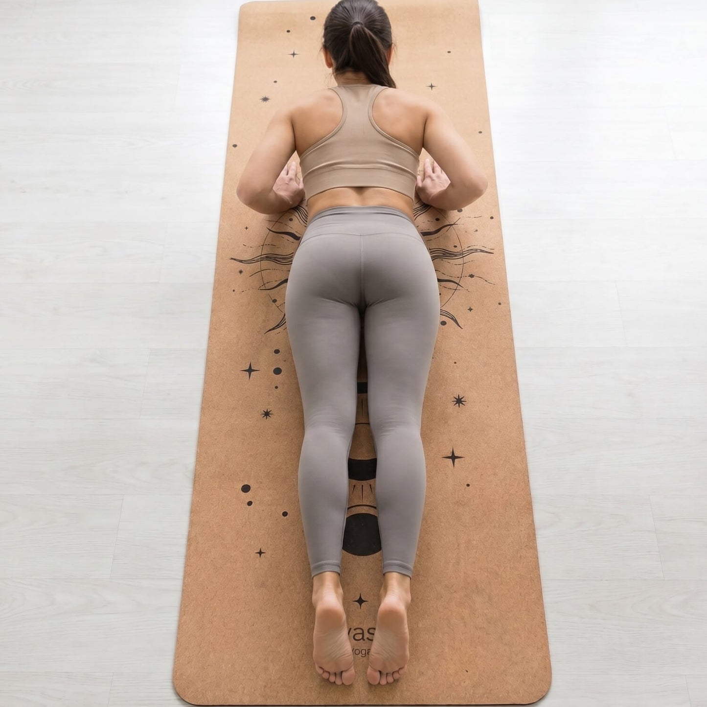 Leichte Kork-Yogamatte mit Tragegurt über der Schulter