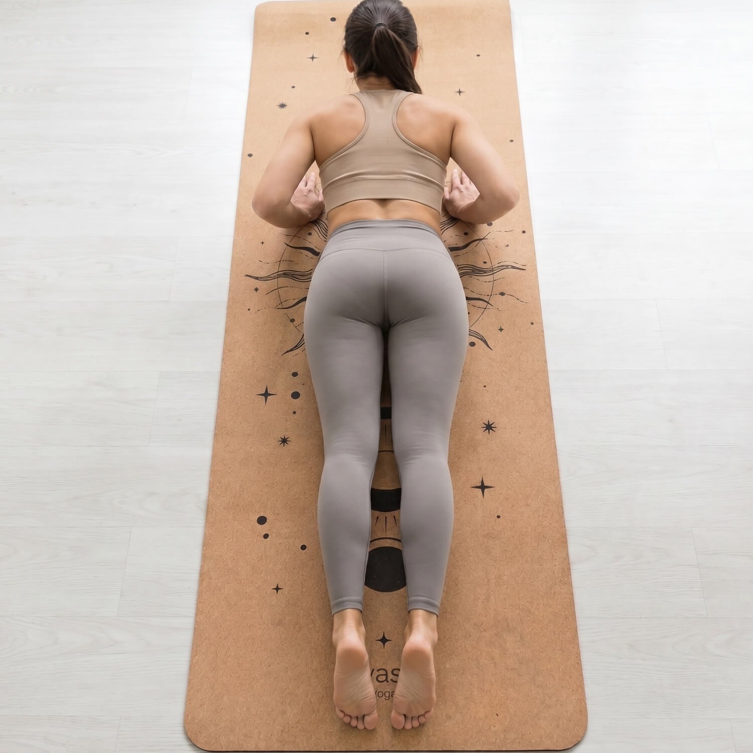 Leichte Kork-Yogamatte mit Tragegurt über der Schulter