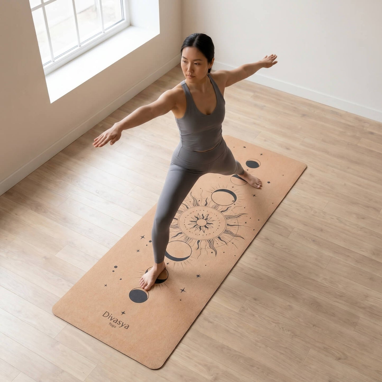Leichte Kork-Yogamatte beim Ausrollen