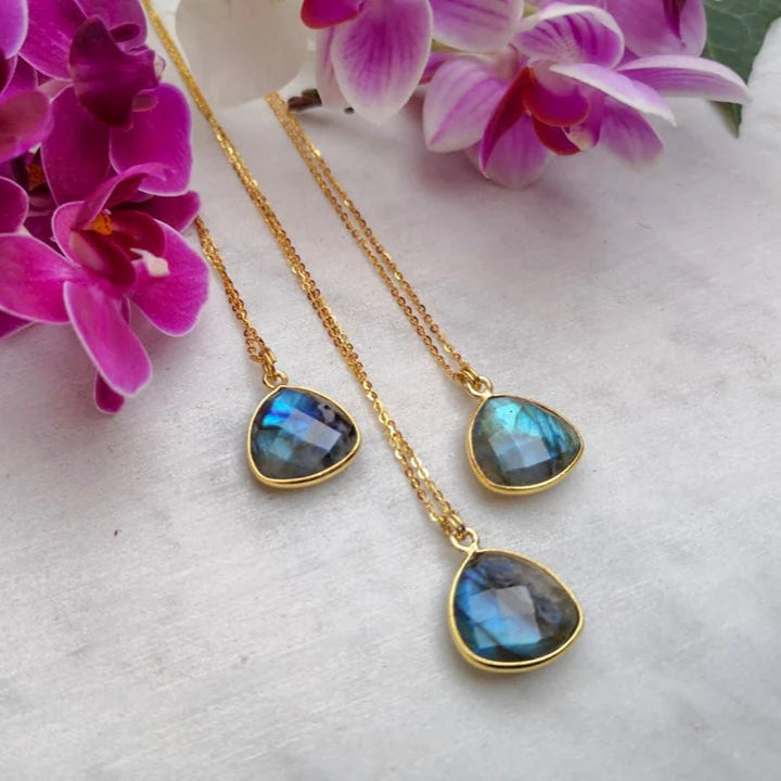 Lila in the Sky Labradorit Halskette mit 18K goldplattiertem Anhaenger