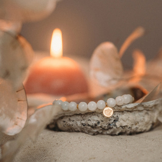 Lila in the Sky Moon Goddess Mala Armband mit Mondstein-Perlen und goldenen Details.