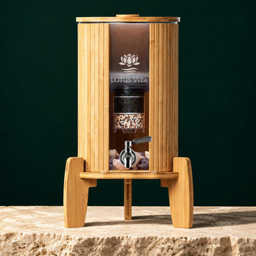 Lotus Vita Filterstation Natura Plus KIARA 4 L | Glas-Wasserfilter mit Bambus, ohne Strom