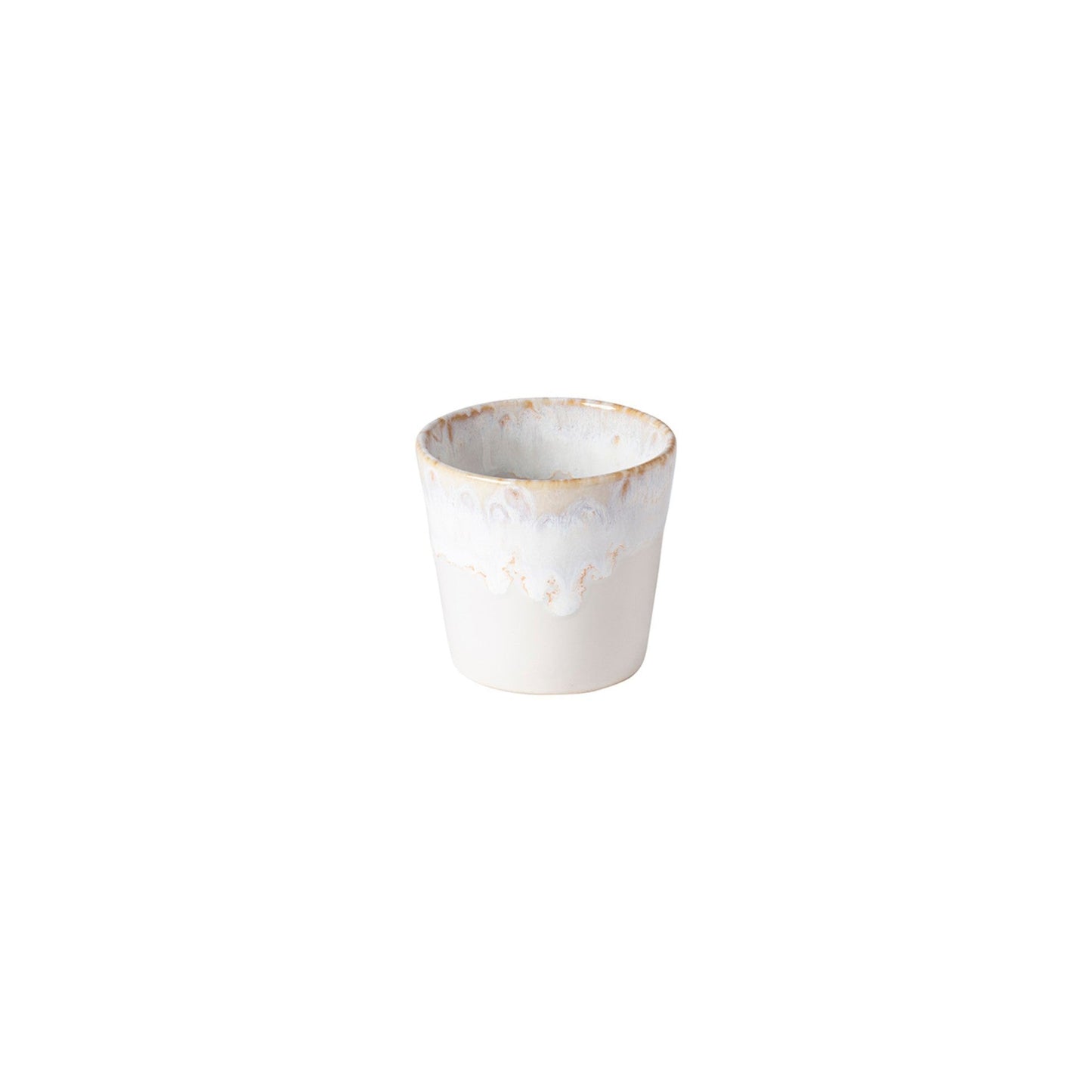 Café Lungo Cup auf gedecktem Frühstückstisch