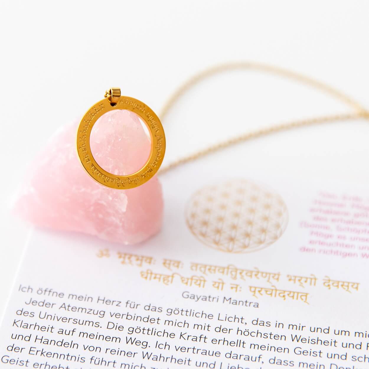 Vergoldete Gayatri-Kette auf hellem Hintergrund