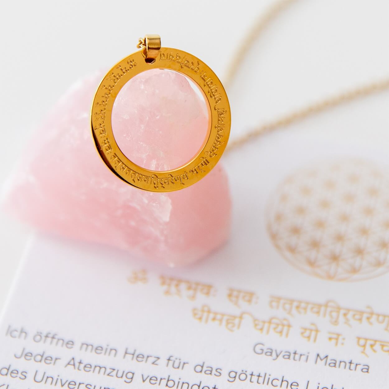 Ringanhänger mit fein graviertem Gayatri-Mantra in Sanskrit