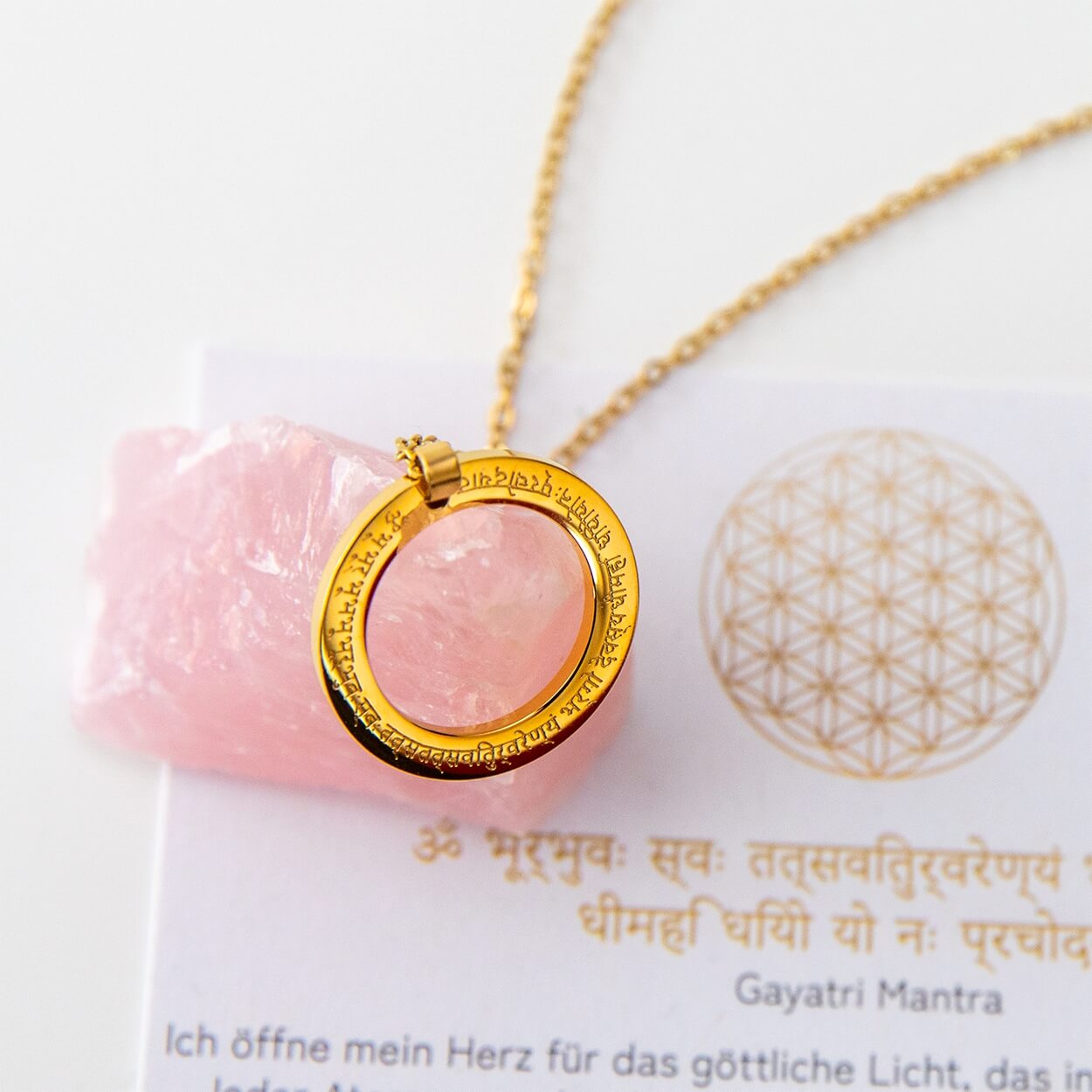 Gayatri-Mantra Halskette – Nahaufnahme der Sanskrit-Gravur