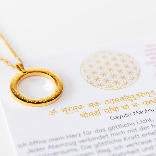 Vergoldete Gayatri-Mantra-Kette von Divasya-Yoga mit Sanskrit-Gravur