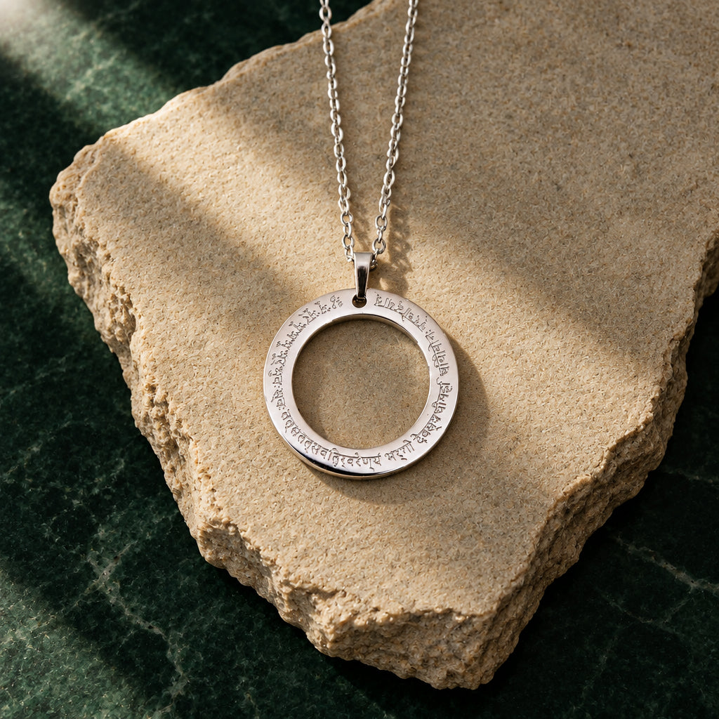 Ring-Anhänger mit Gayatri Mantra in Sanskrit-Gravur, Edelstahl silber