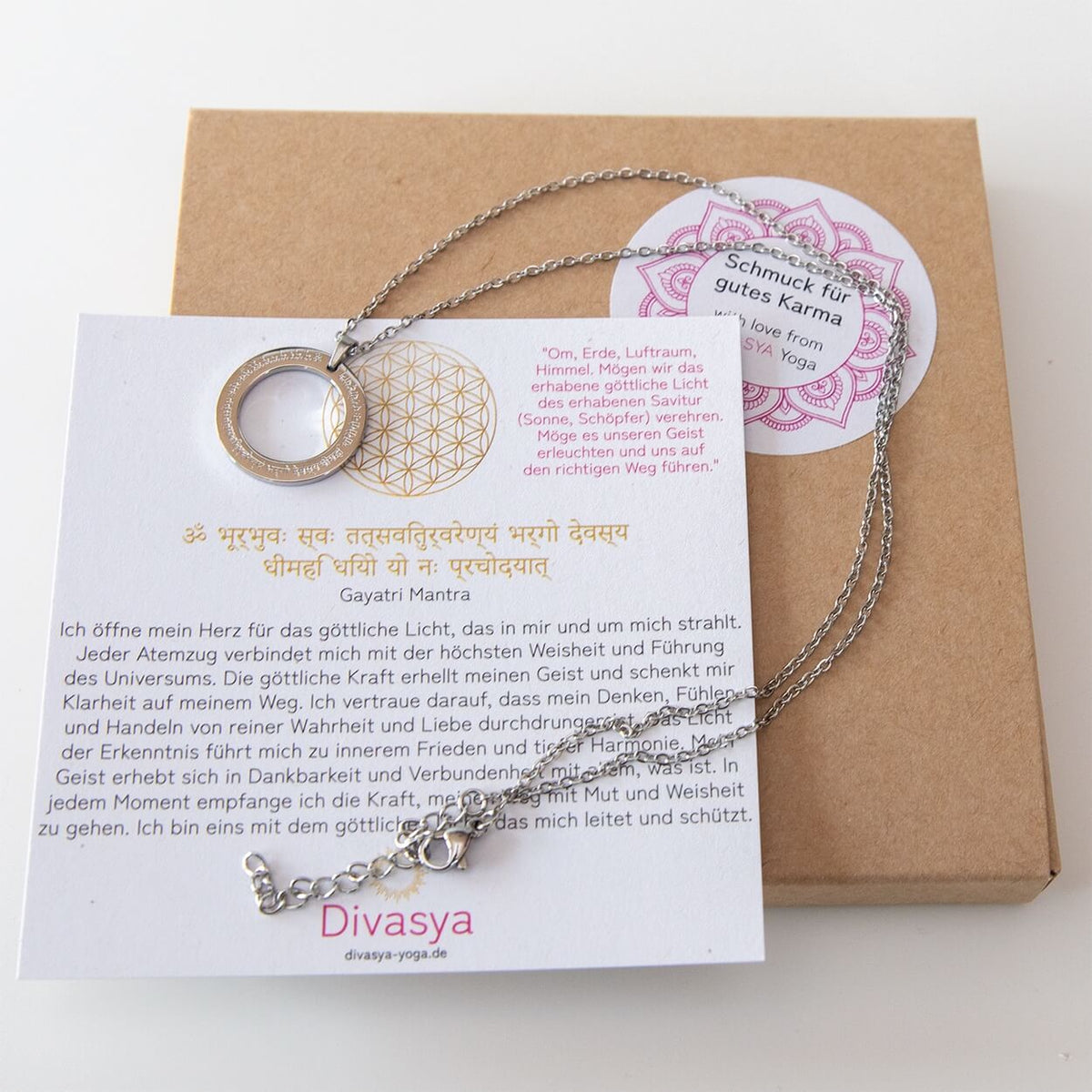Gayatri Mantra Kette silber mit Karte in der Geschenkpräsentation