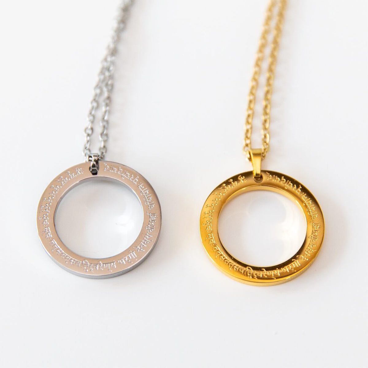 Ring-Anhänger mit Gayatri Mantra in Silber und Gold im Vergleich