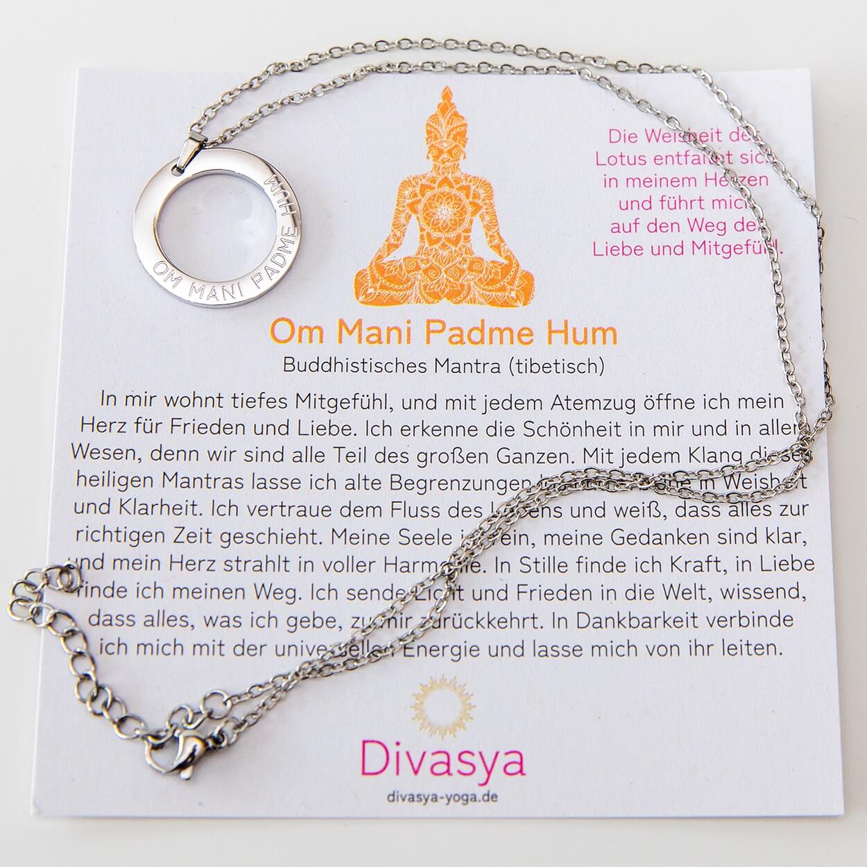 Spirituelle Mantra-Kette als Yoga-Schmuck auf hellem Untergrund