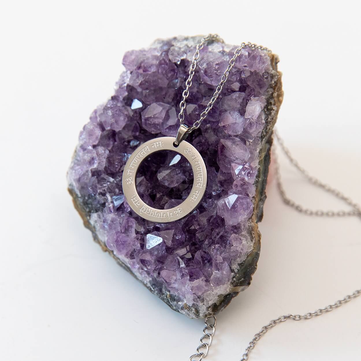 Ganesha Mantra Kette getragen über schlichtem Oberteil