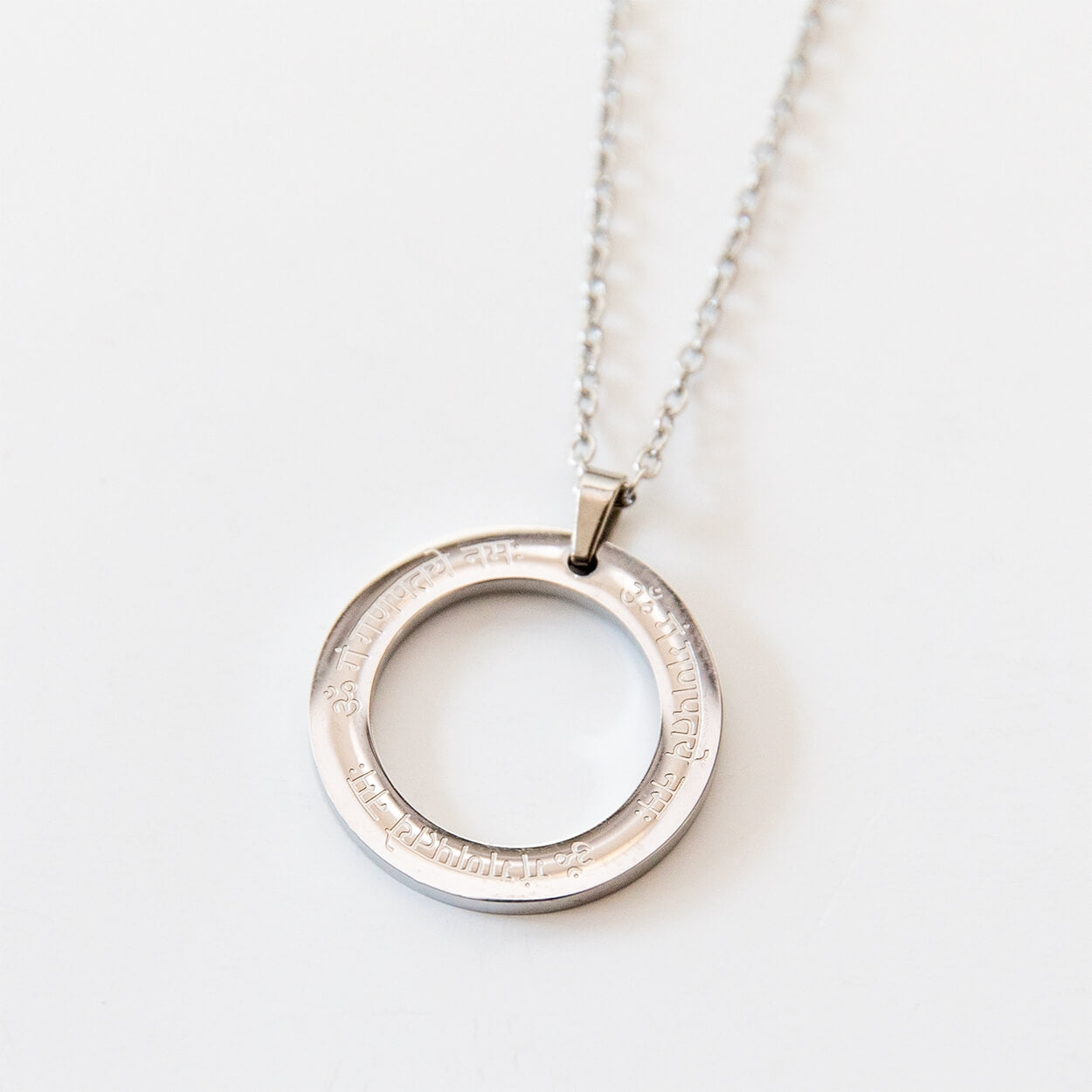Mantra Kette in Gold und Silber im Vergleich