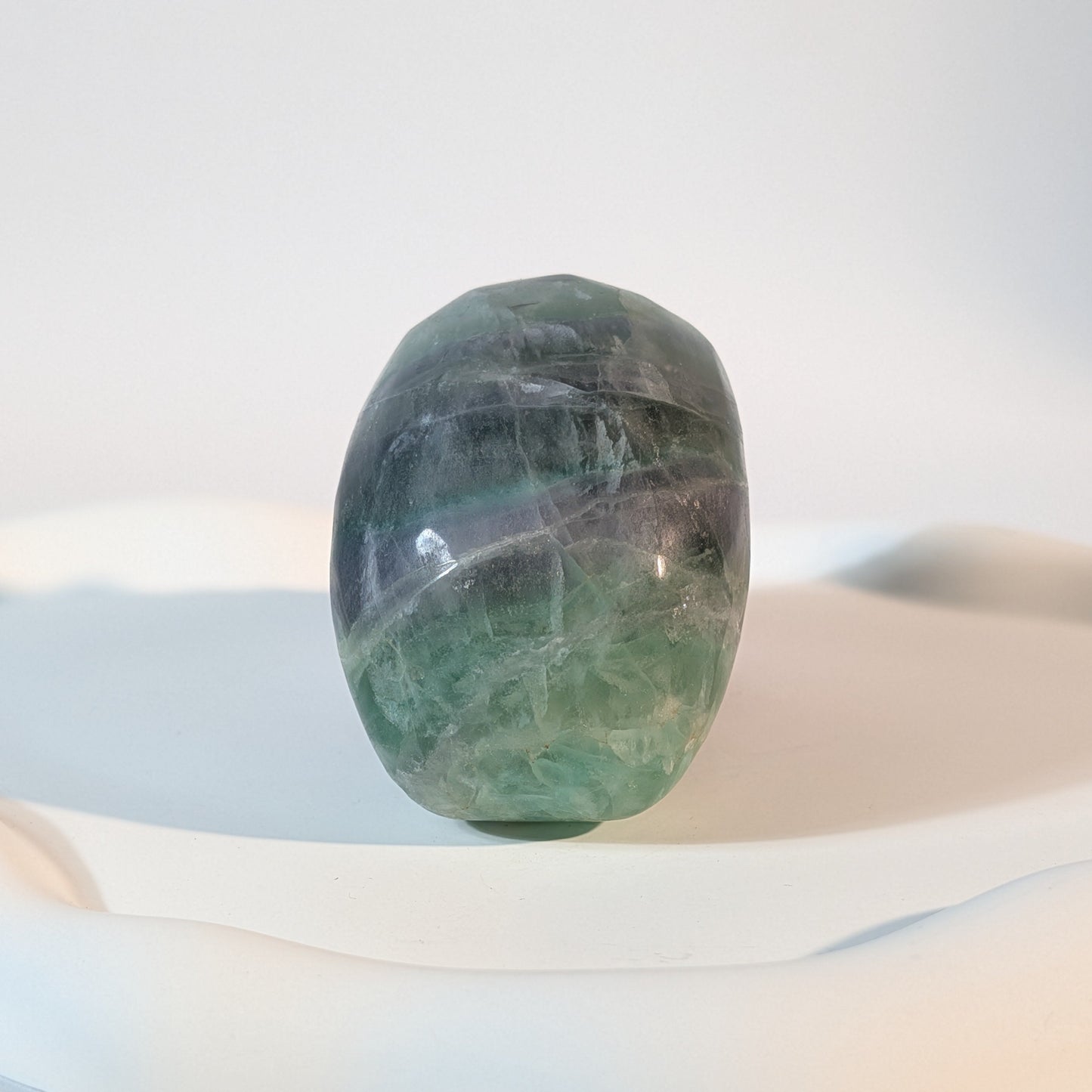 Massiver Kristallschädel Brigor aus dunklem Fluorit mit tiefgrünen und abgründigen, violetten Farbzonen.