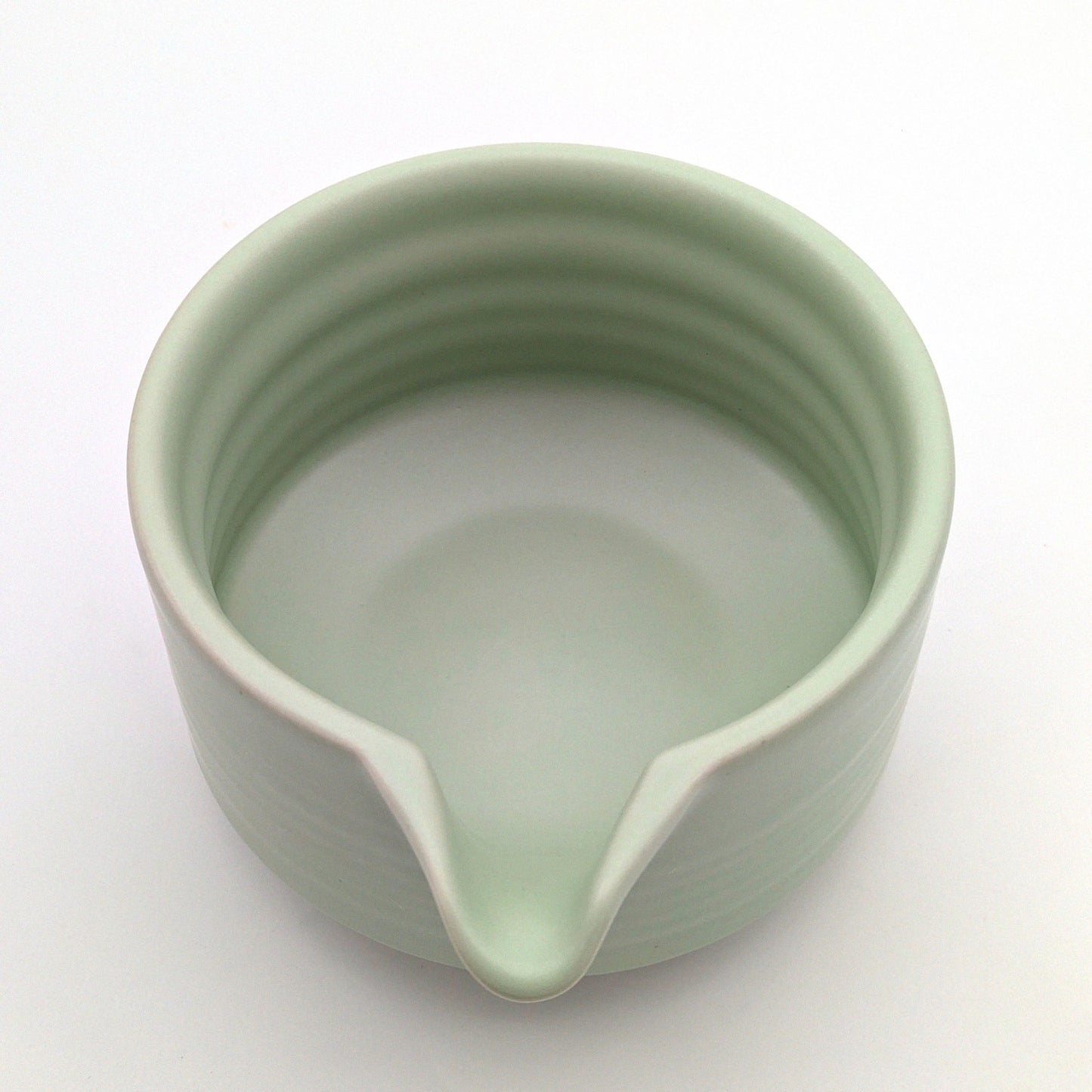 Tiefe Matchaschale mit Ausguss mit aufgeschlagenem Matcha