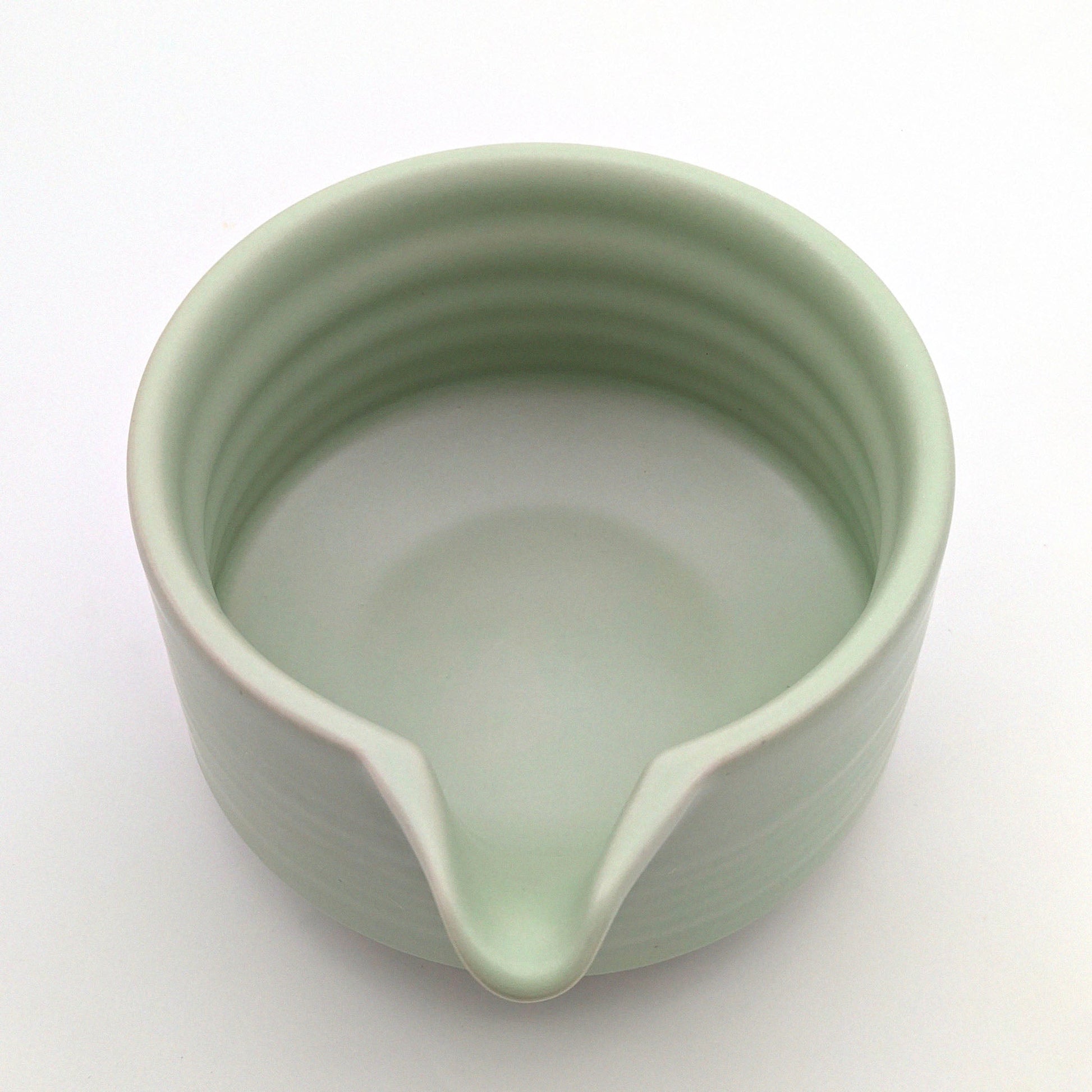 Tiefe Matchaschale mit Ausguss mit aufgeschlagenem Matcha