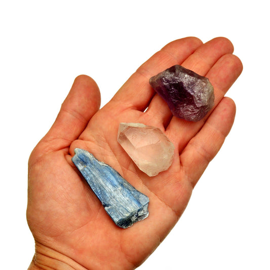 Meditationskristall-Set mit rohem Amethyst, Rosenquarz und Kyanit.