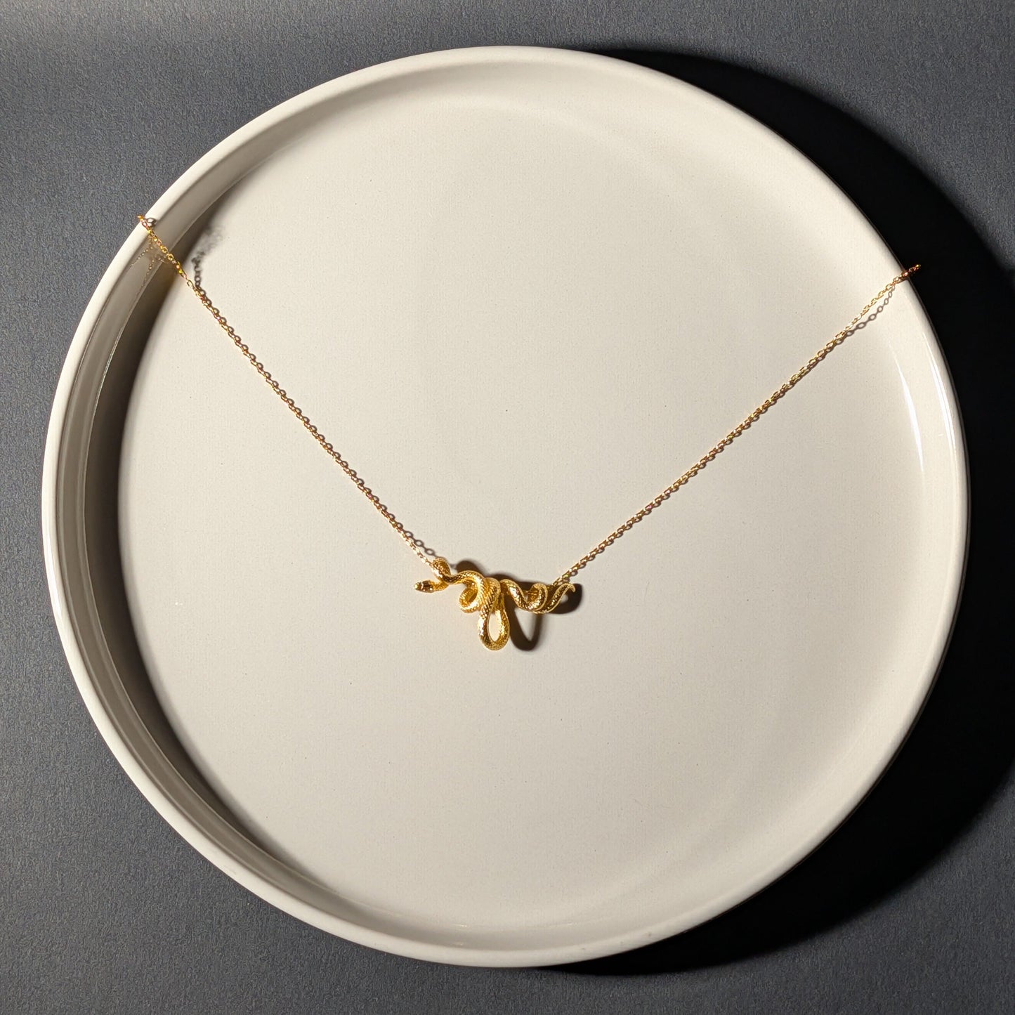 Mio Queena Halskette mit gewundenem Schlangen-Anhänger, spiritueller Schmuck