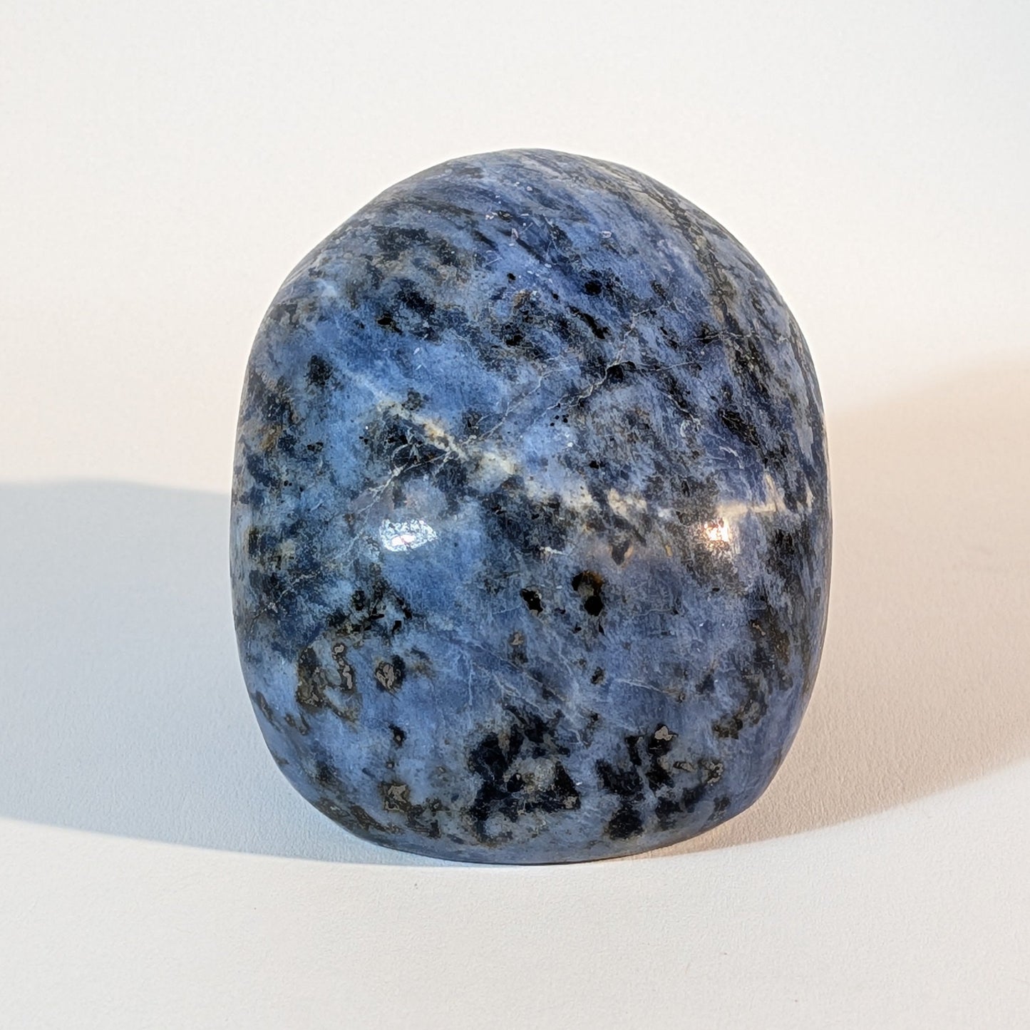 Mittelgroßer Kristallschädel Iawar aus tiefblauem Sodalith, 418 Gramm schwer, durchzogen mit natürlichen Calcit-Einschlüssen für Intuition und Klarheit.