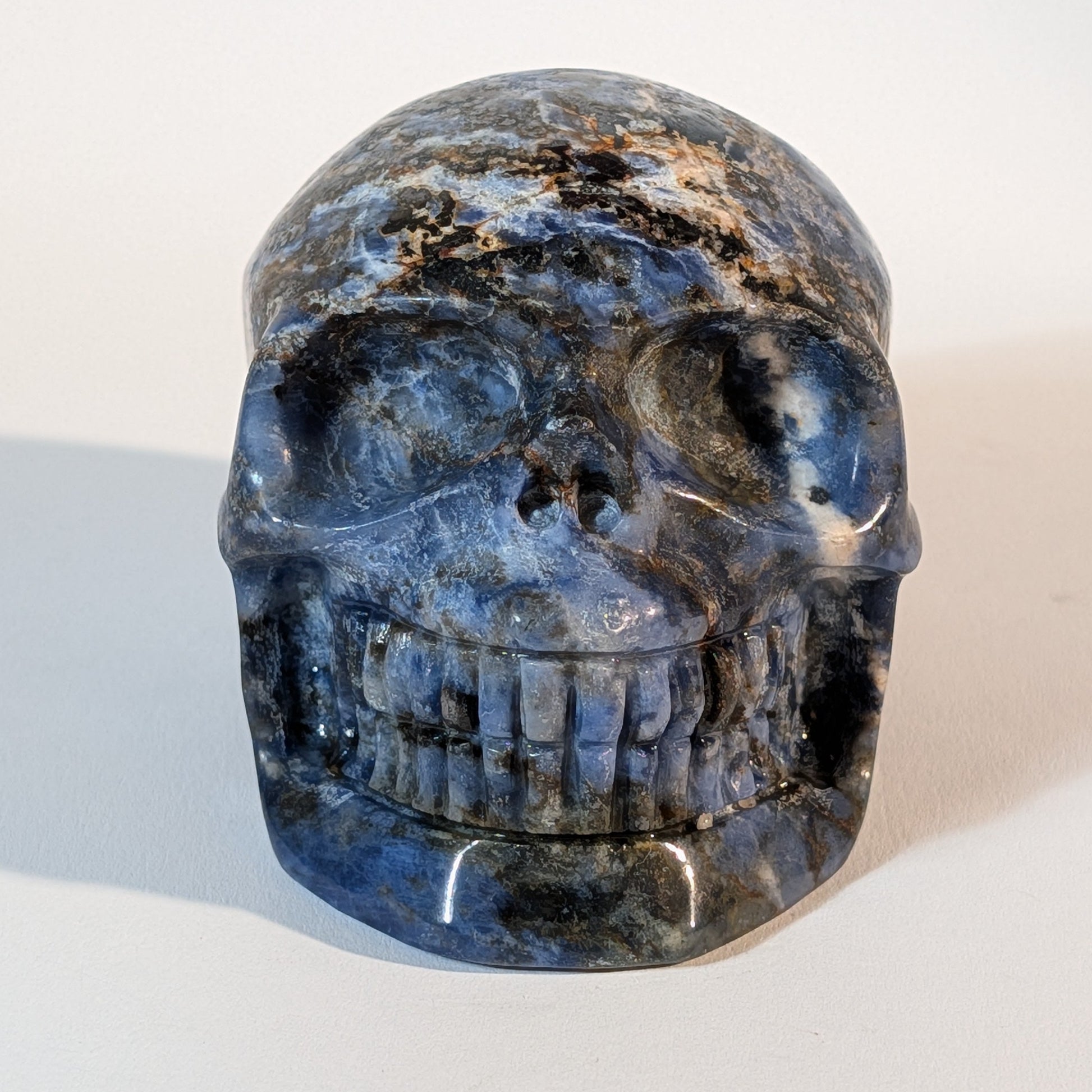 Mittelgroßer Kristallschädel Ivor aus blauem Sodalith mit weißen Adern, 521 Gramm schwer, für Intuition, Wahrheit und Klarheit.