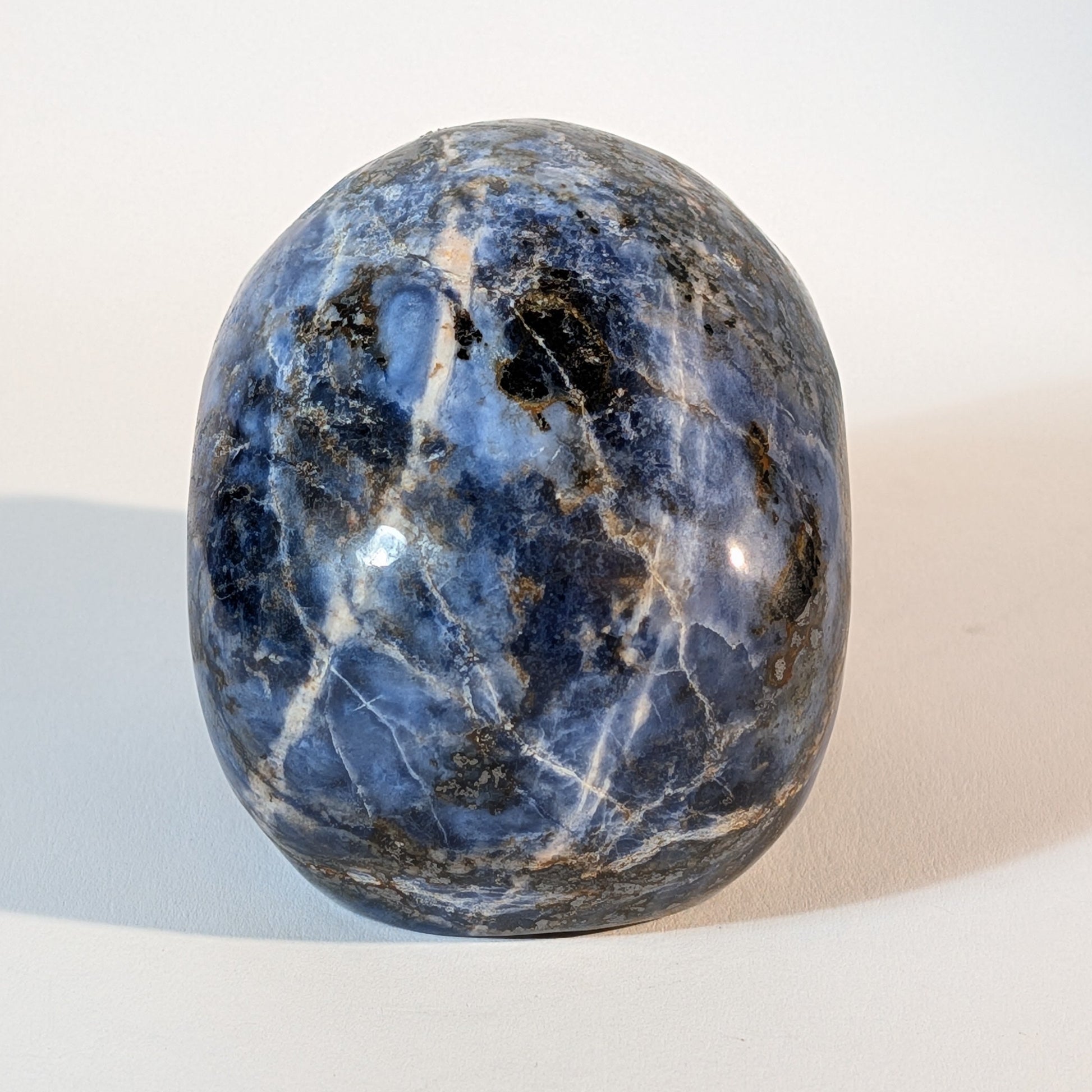 Mittelgroßer Kristallschädel Ivor aus blauem Sodalith mit weißen Adern, 521 Gramm schwer, für Intuition, Wahrheit und Klarheit.
