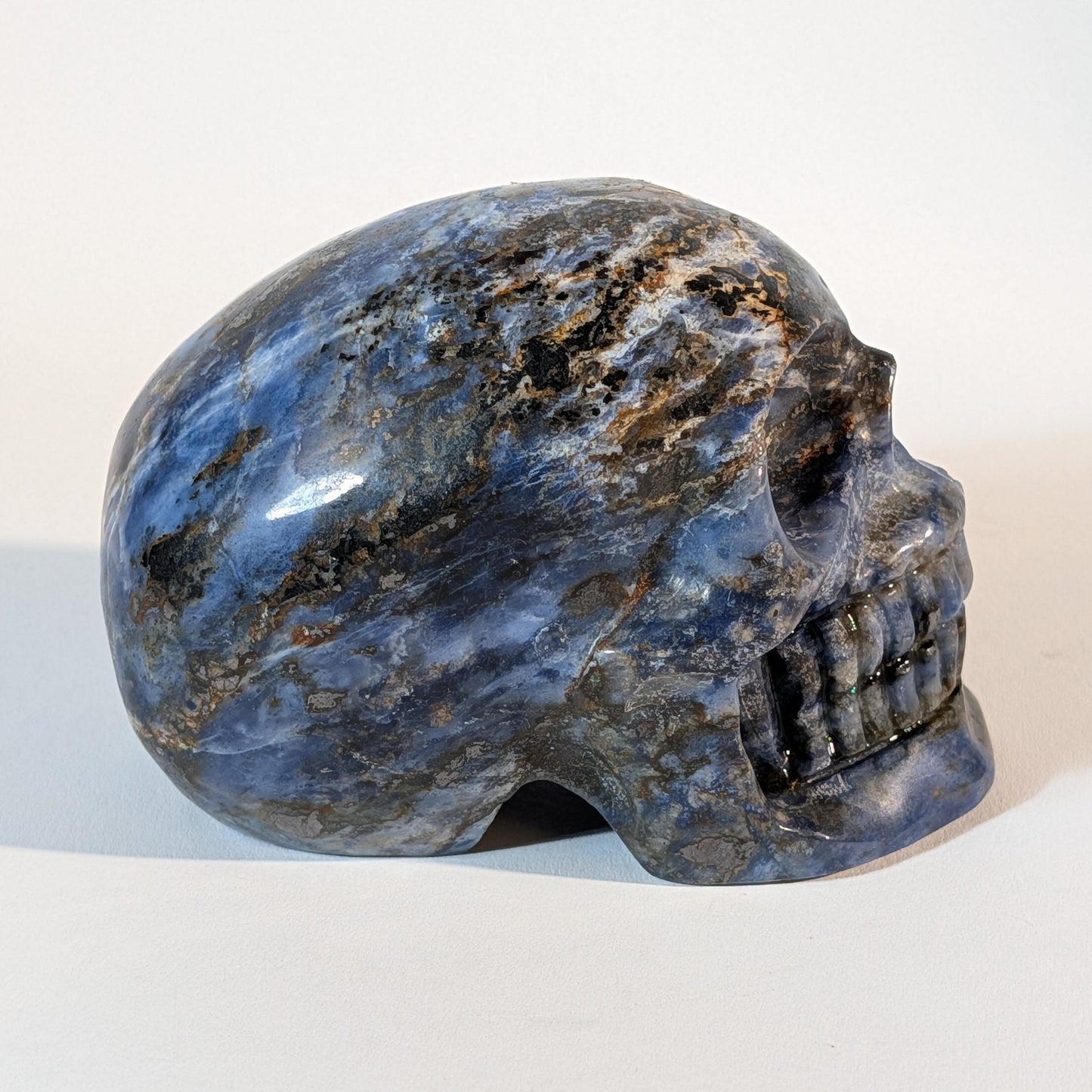 Mittelgroßer Kristallschädel Ivor aus blauem Sodalith mit weißen Adern, 521 Gramm schwer, für Intuition, Wahrheit und Klarheit.