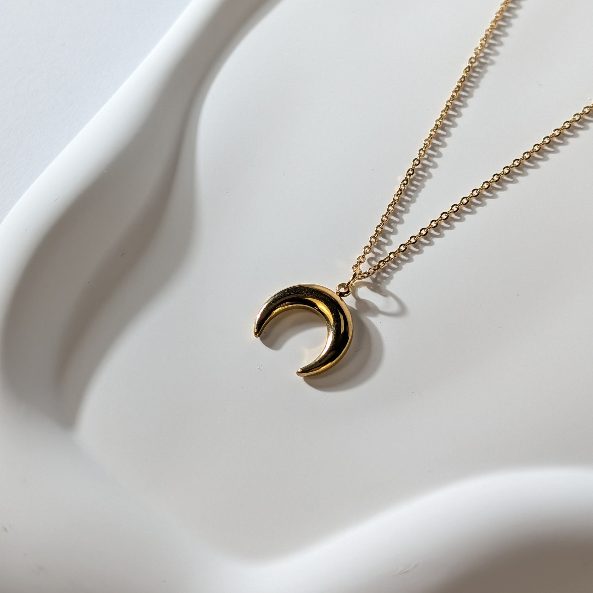 Mondsichel Kette Gold (Edelstahl) | Energetisch aufgeladen