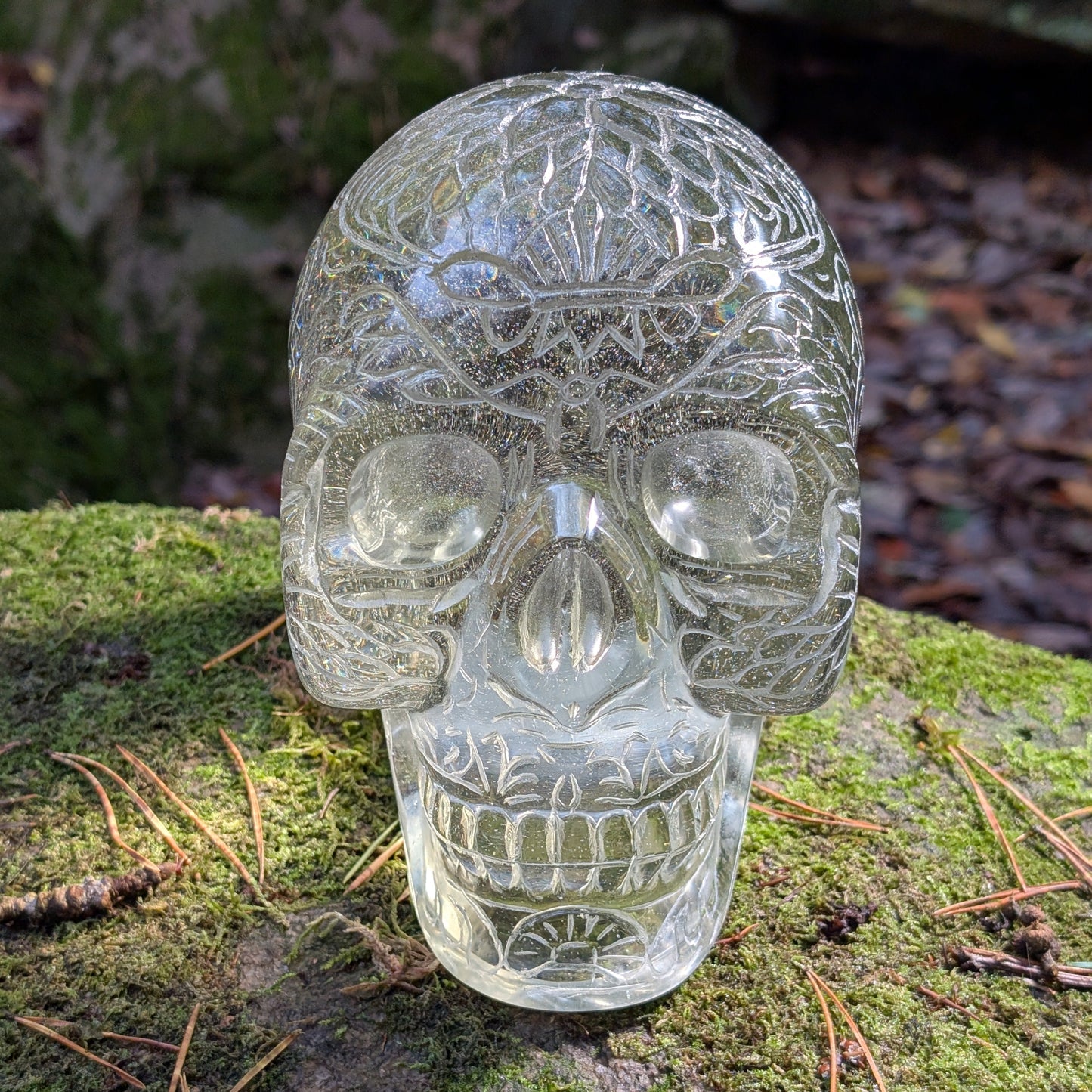 Monumentaler 6.4kg Kristallschädel "Hekate" aus gelbem Obsidian mit vollflächiger Handgravur, auf Moos im Wald liegend.
