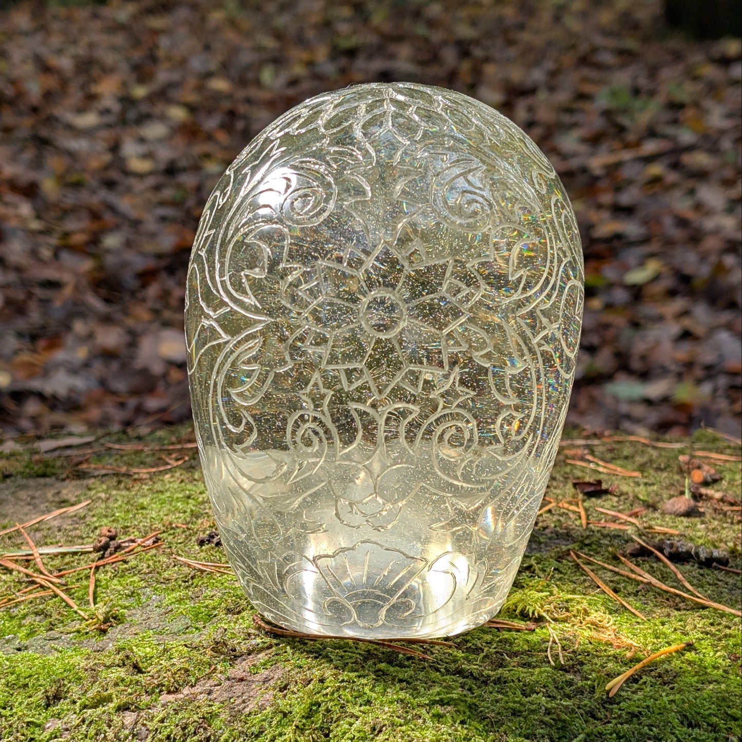 Monumentaler 6.4kg Kristallschädel "Hekate" aus gelbem Obsidian mit vollflächiger Handgravur, auf Moos im Wald liegend.