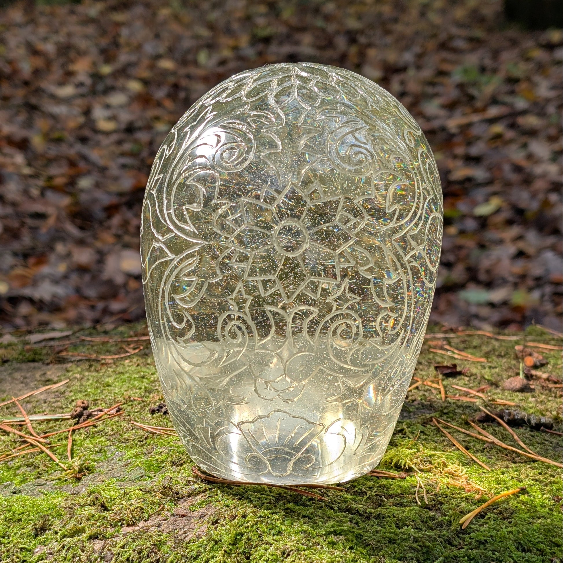 Monumentaler 6.4kg Kristallschädel "Hekate" aus gelbem Obsidian mit vollflächiger Handgravur, auf Moos im Wald liegend.