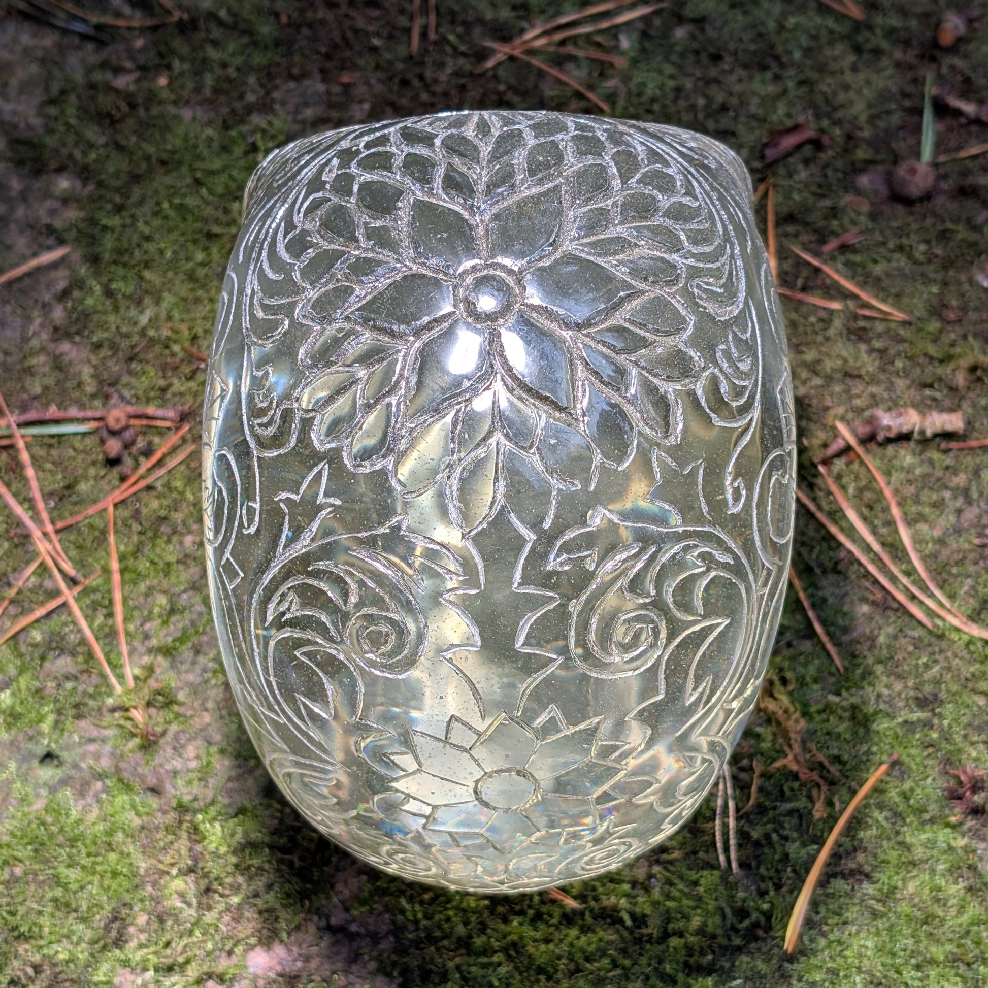 Monumentaler 6.4kg Kristallschädel "Hekate" aus gelbem Obsidian mit vollflächiger Handgravur, auf Moos im Wald liegend.